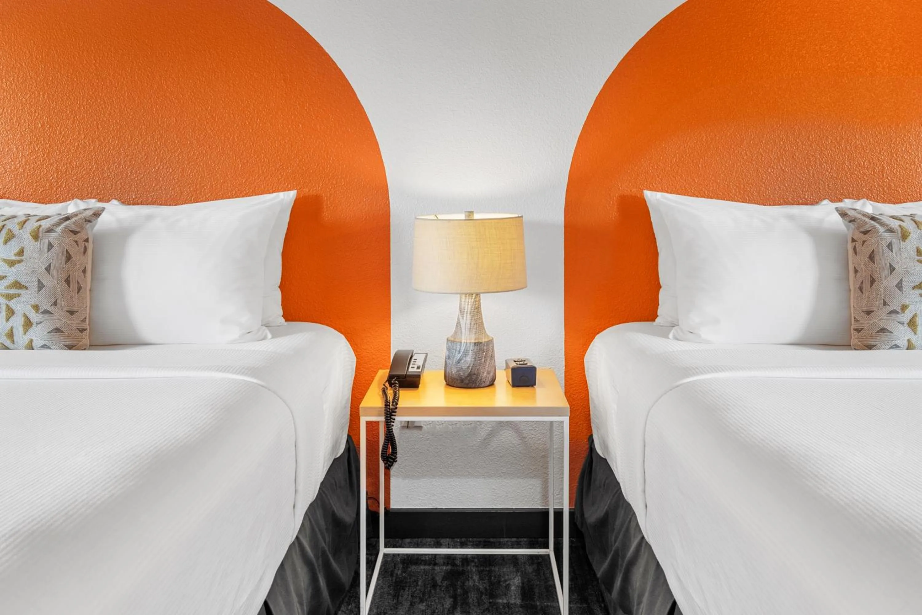 Bed in The Sandman Santa Rosa Sonoma, an Ascend Collection Hotel