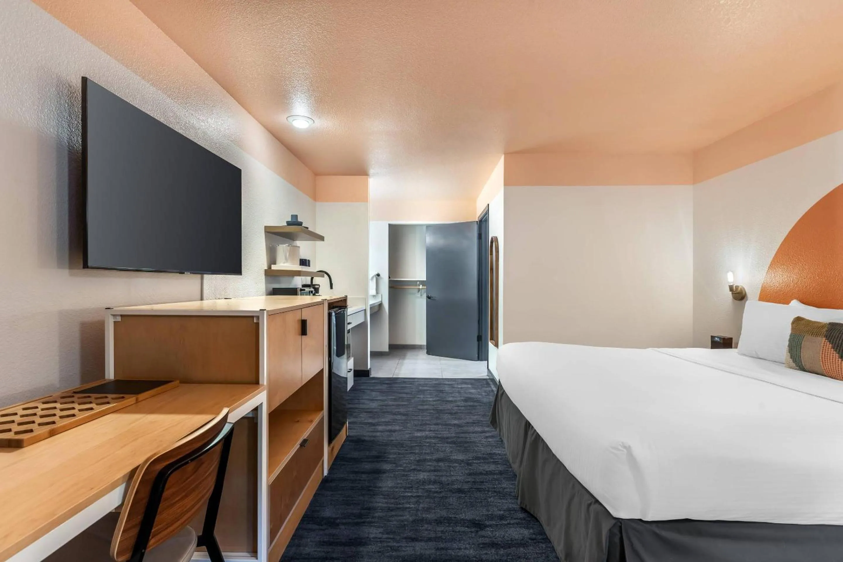 Bedroom, Bed in The Sandman Santa Rosa Sonoma, an Ascend Collection Hotel