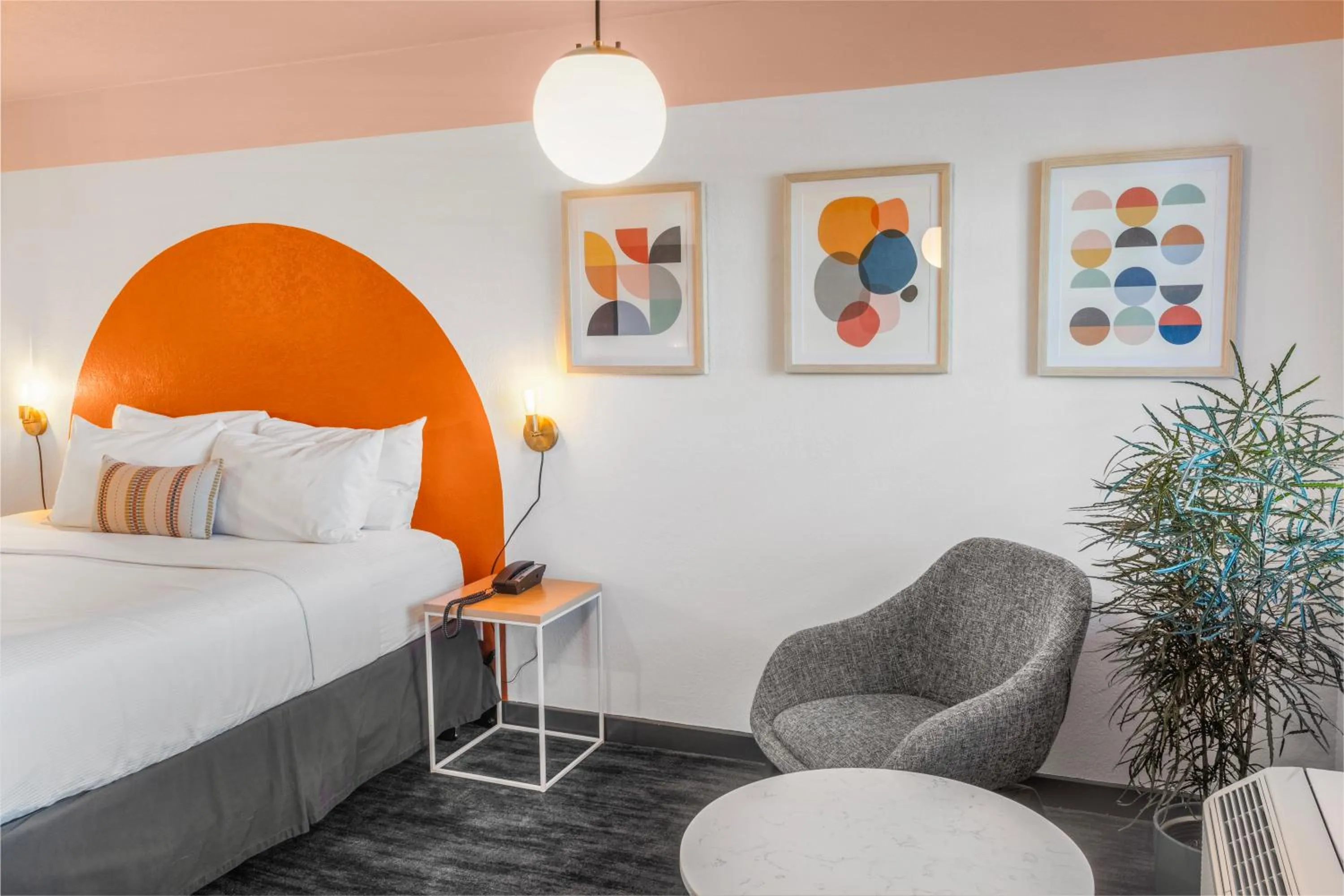 Bed in The Sandman Santa Rosa Sonoma, an Ascend Collection Hotel