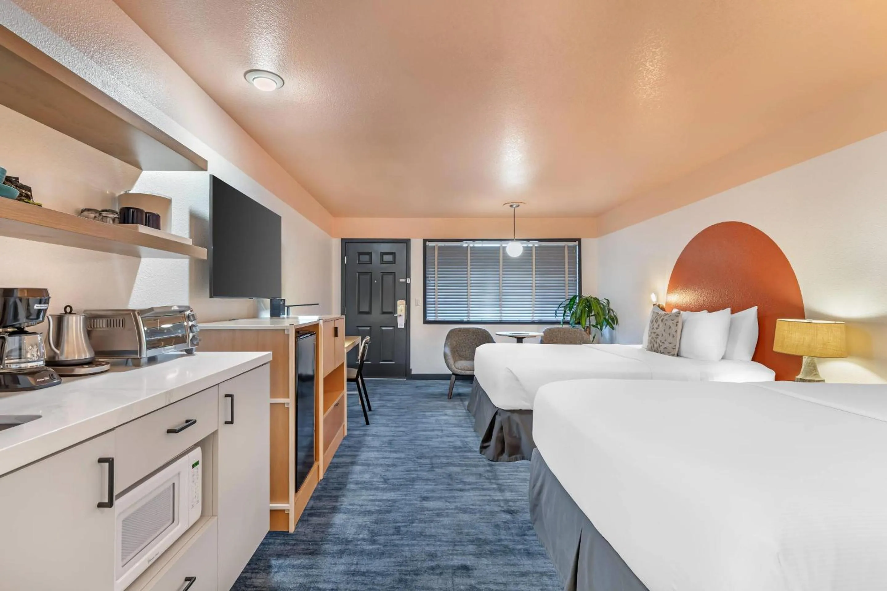 Bedroom, Bed in The Sandman Santa Rosa Sonoma, an Ascend Collection Hotel