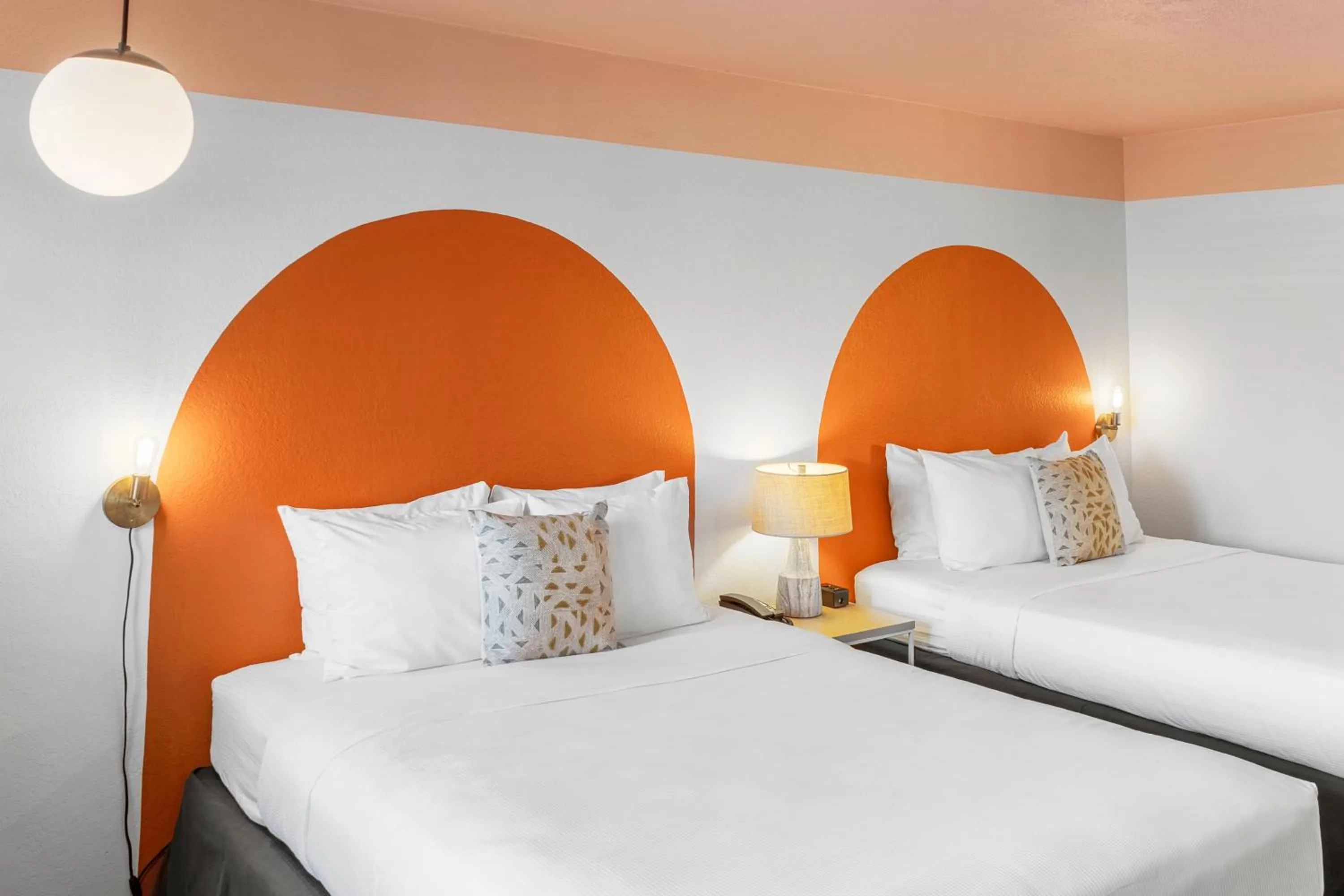 Bed in The Sandman Santa Rosa Sonoma, an Ascend Collection Hotel