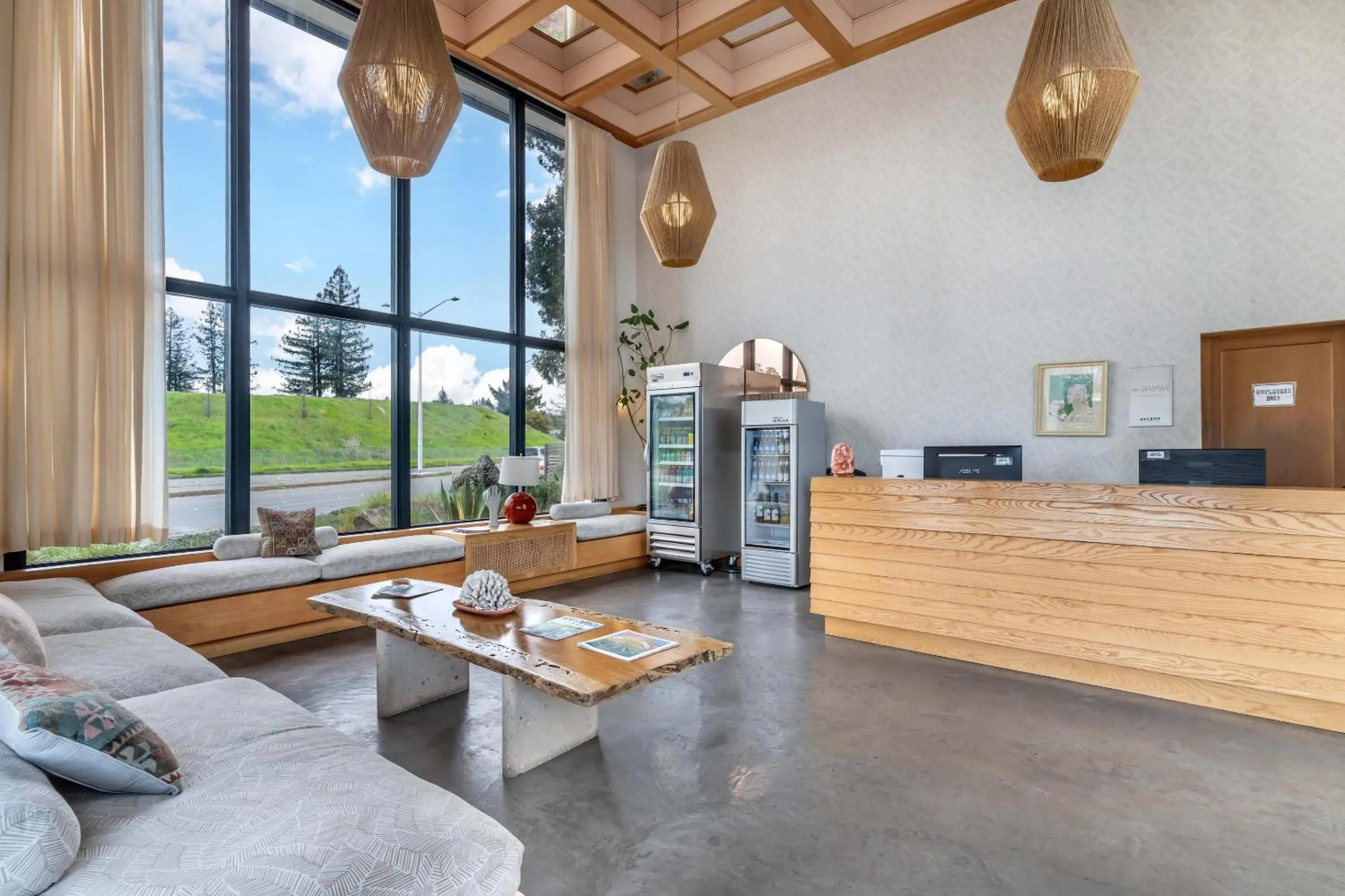 Lobby or reception in The Sandman Santa Rosa Sonoma, an Ascend Collection Hotel