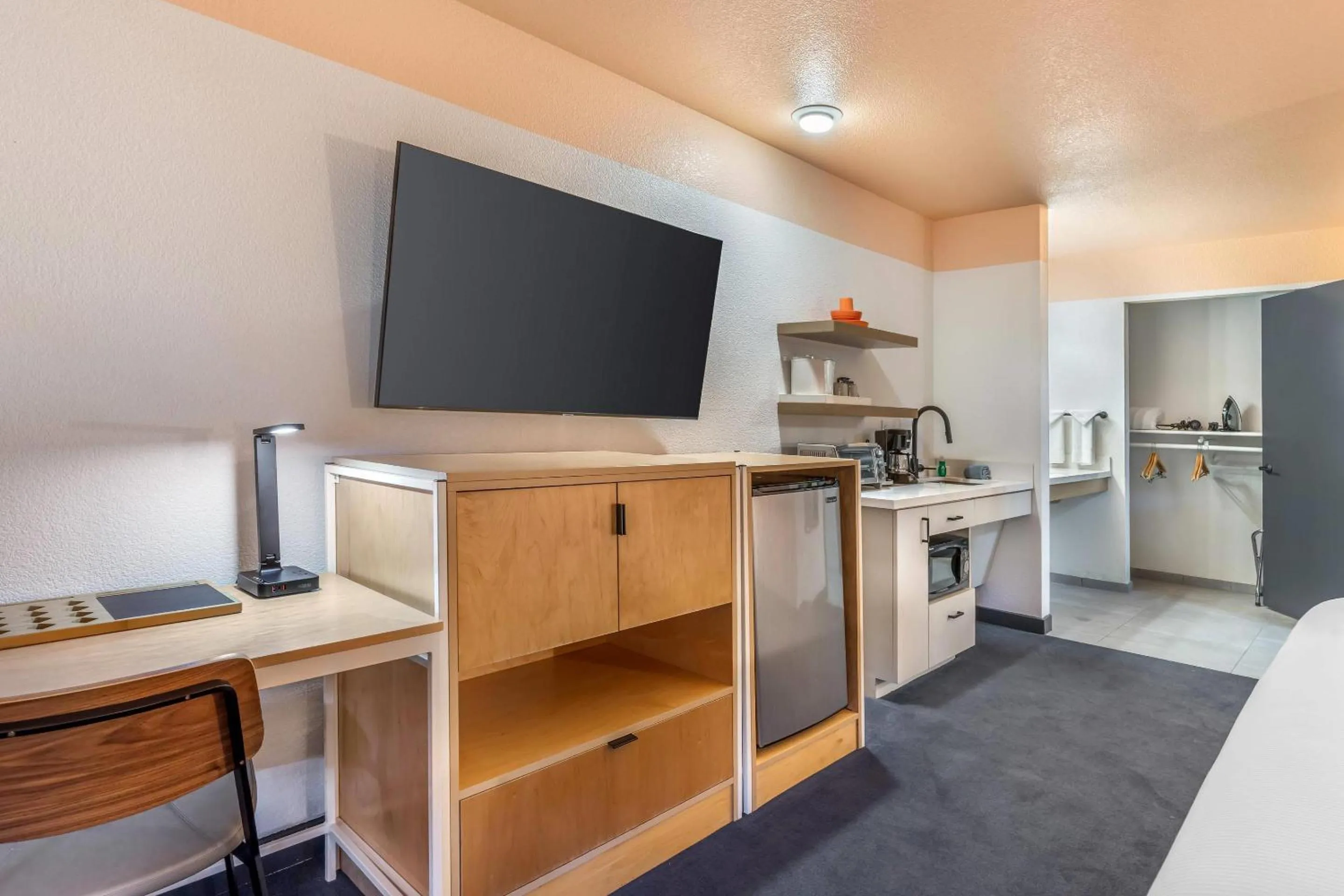 Bedroom in The Sandman Santa Rosa Sonoma, an Ascend Collection Hotel