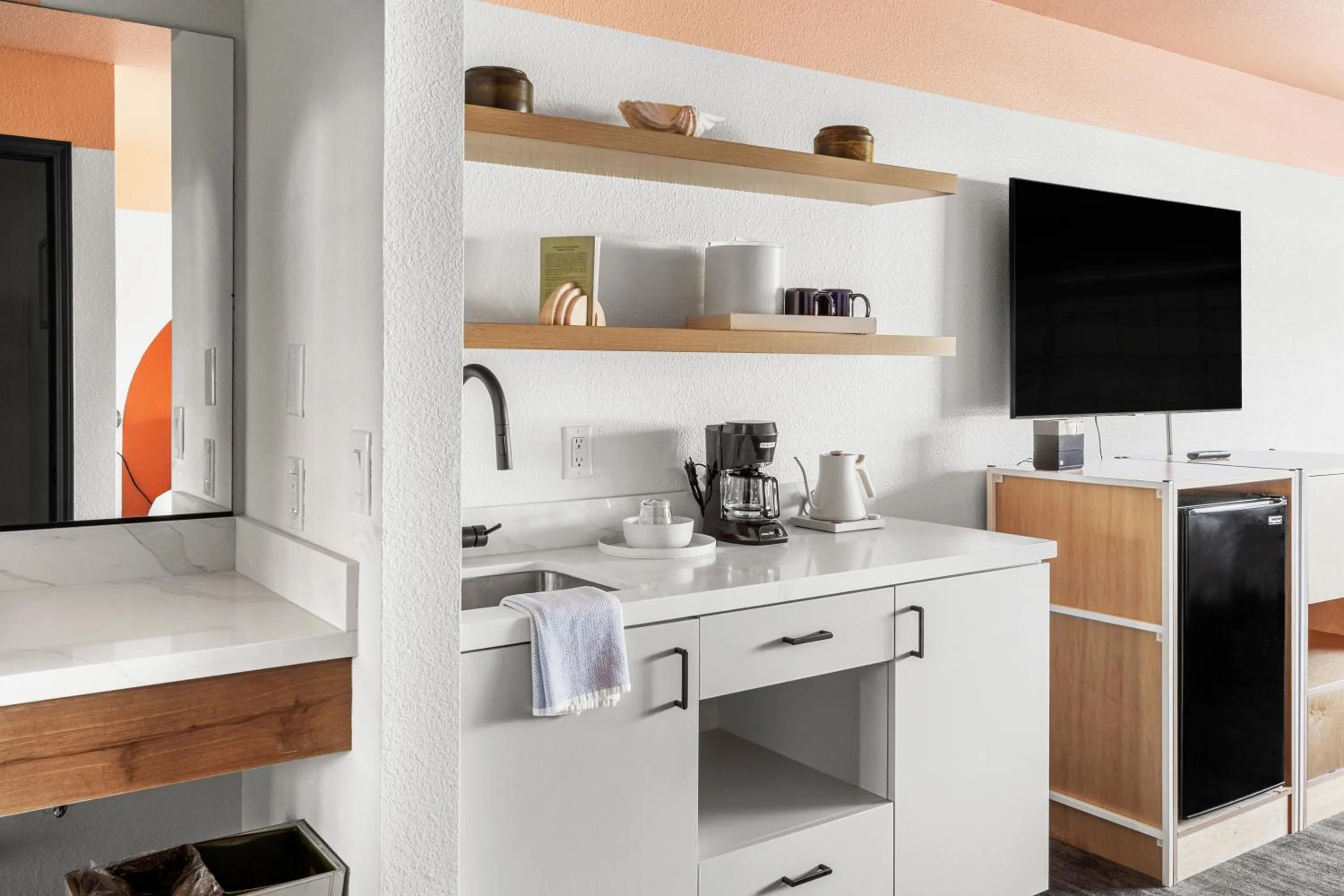 Kitchen or kitchenette in The Sandman Santa Rosa Sonoma, an Ascend Collection Hotel