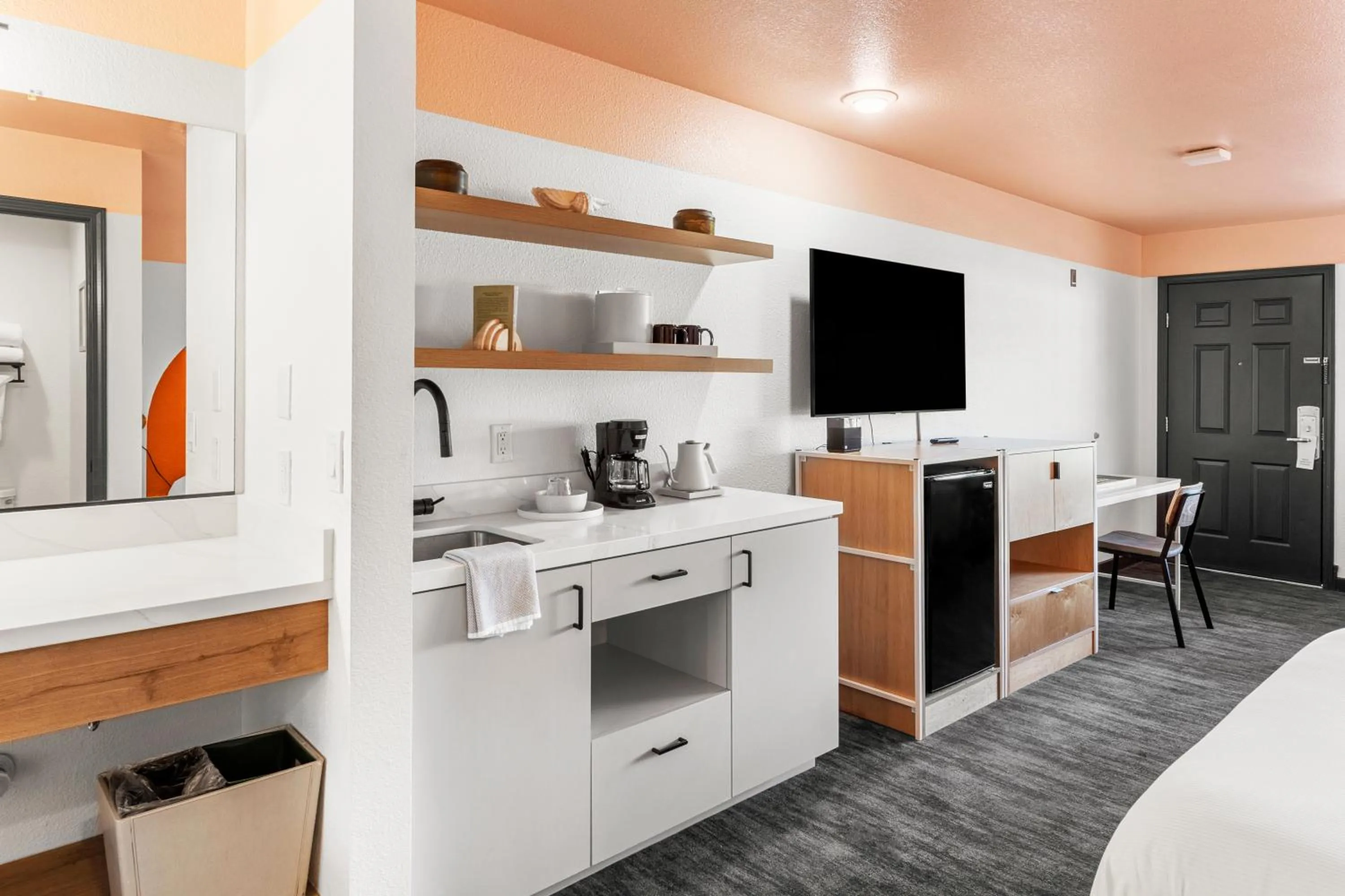 TV and multimedia in The Sandman Santa Rosa Sonoma, an Ascend Collection Hotel