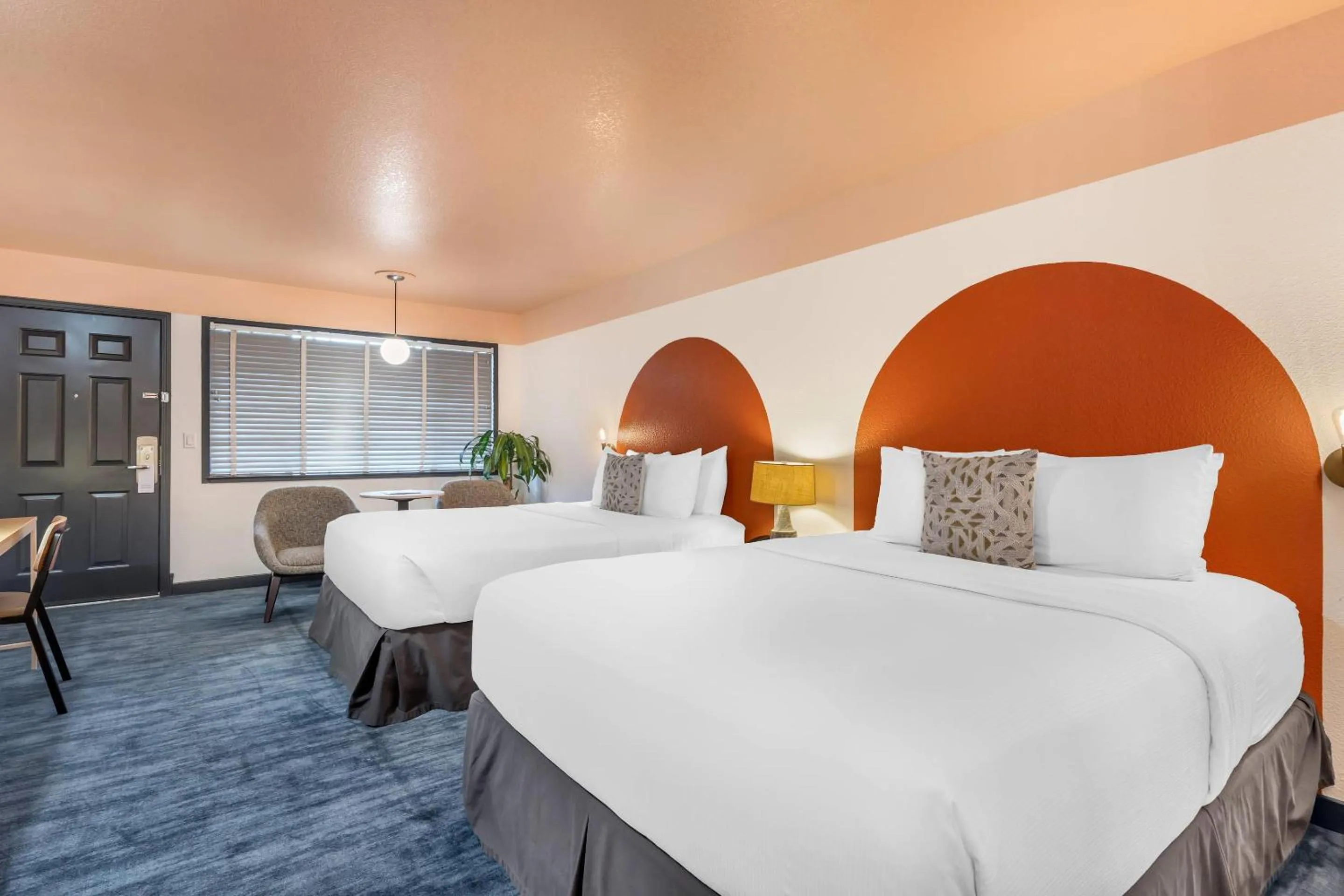 Bedroom, Bed in The Sandman Santa Rosa Sonoma, an Ascend Collection Hotel