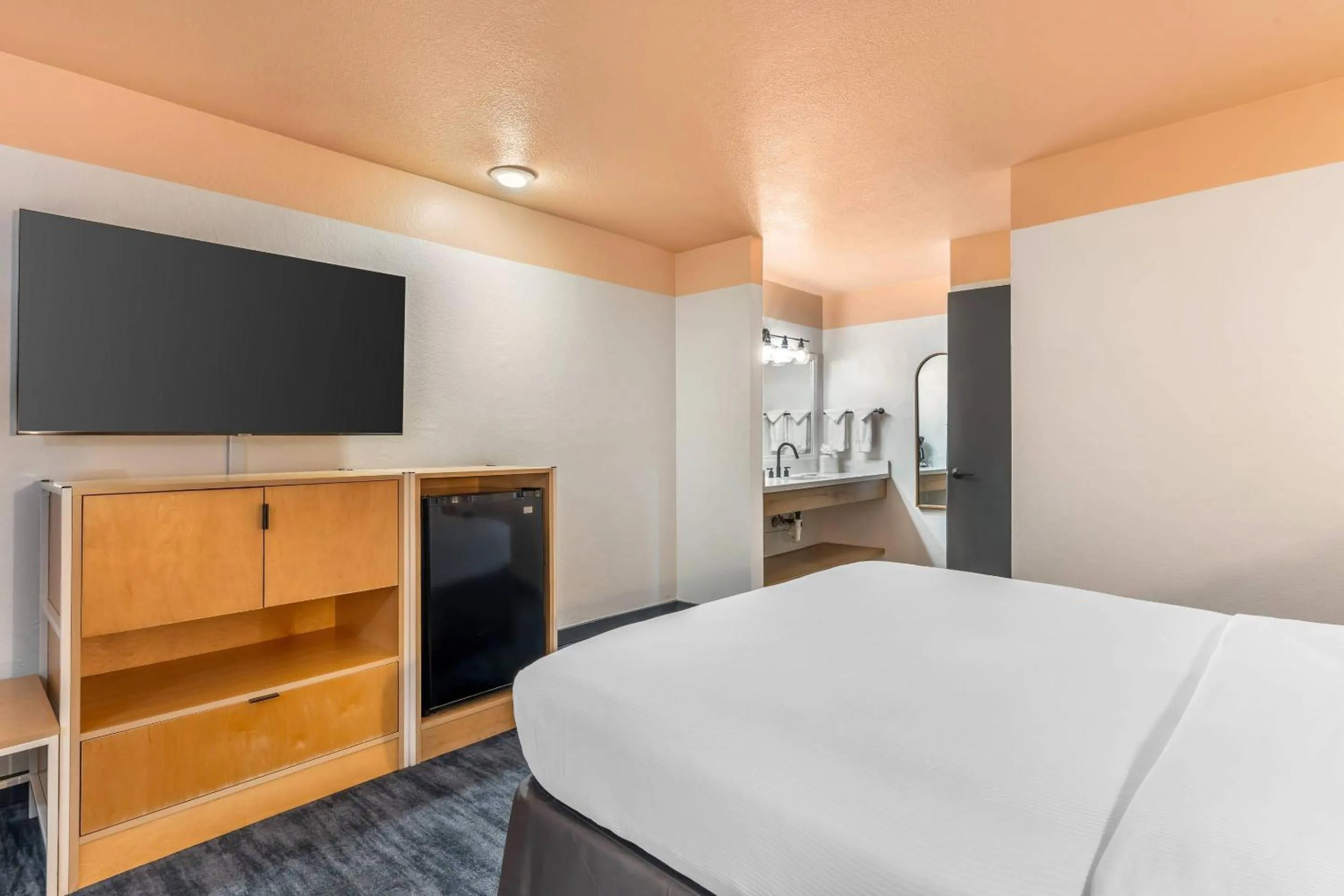 Bedroom, Bed in The Sandman Santa Rosa Sonoma, an Ascend Collection Hotel