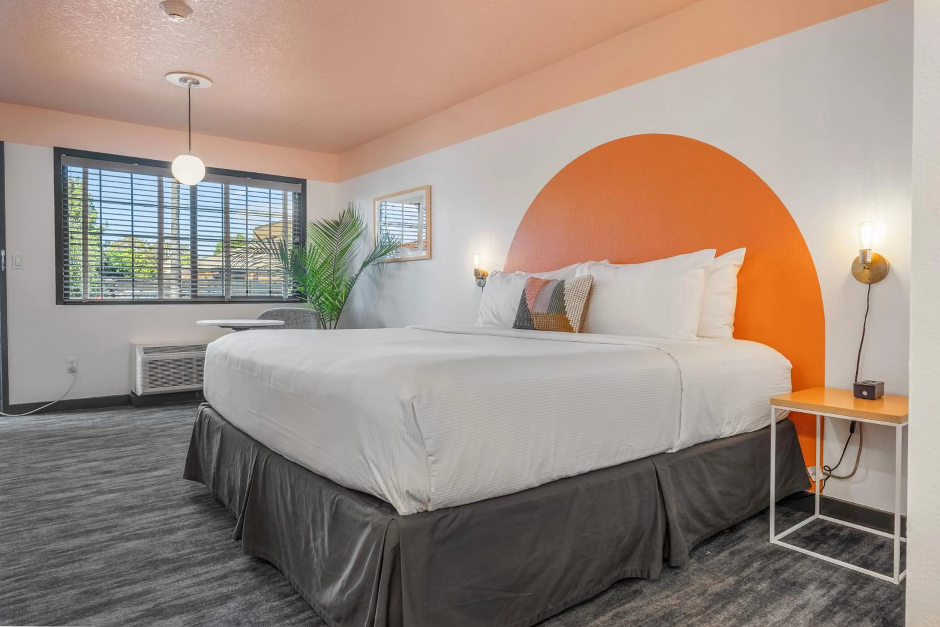 Bedroom, Bed in The Sandman Santa Rosa Sonoma, an Ascend Collection Hotel