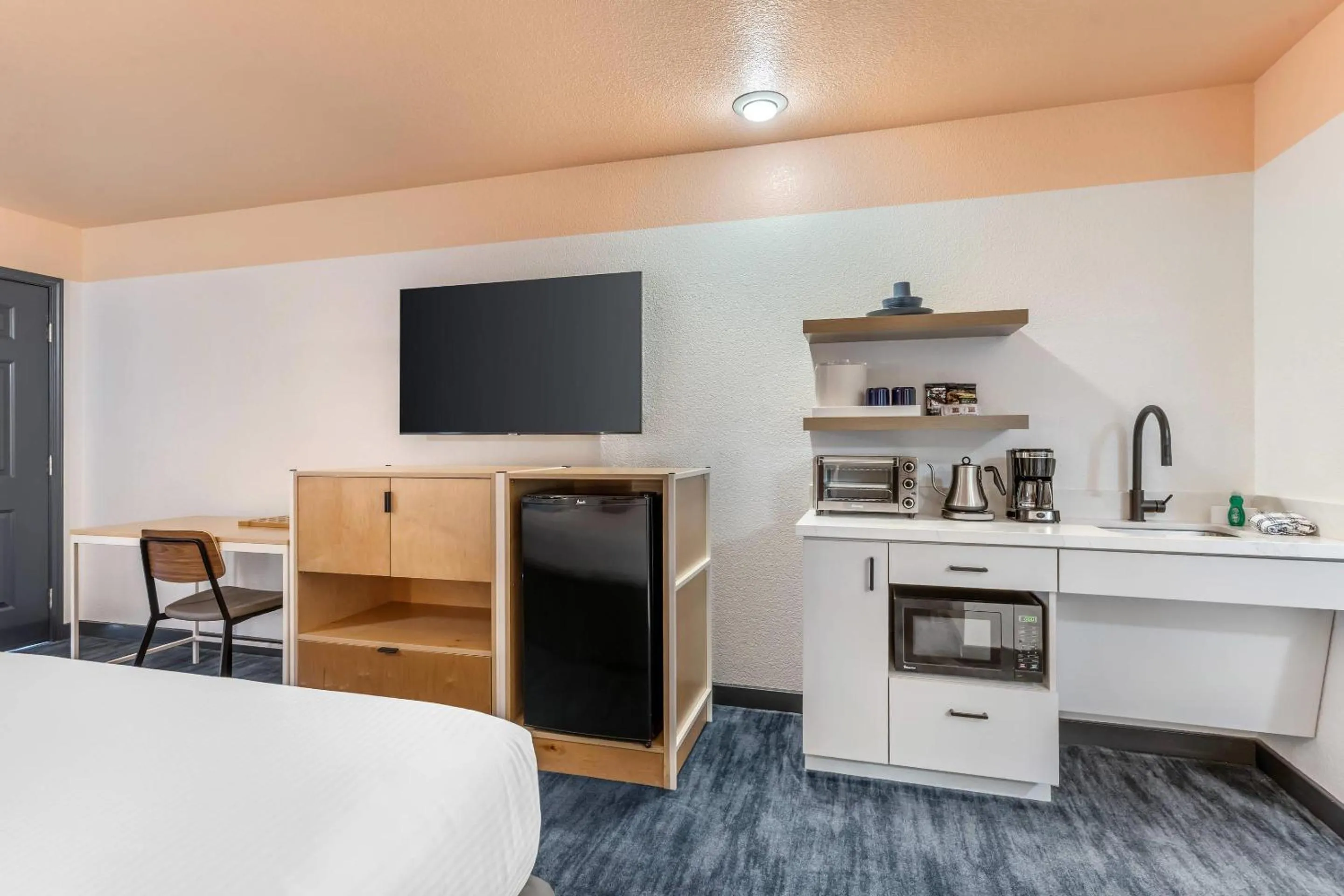 Bedroom, Bed in The Sandman Santa Rosa Sonoma, an Ascend Collection Hotel