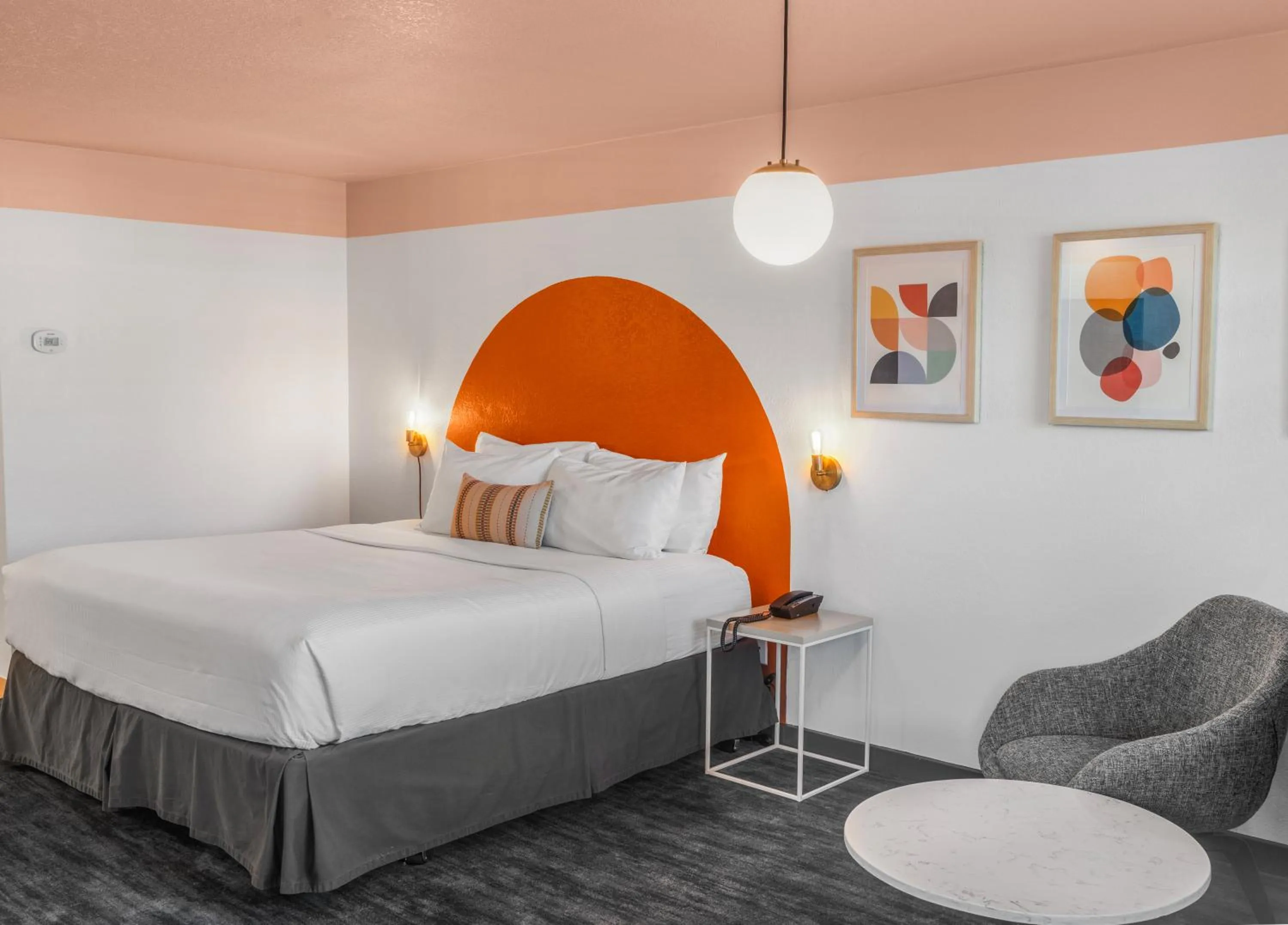 Seating area, Bed in The Sandman Santa Rosa Sonoma, an Ascend Collection Hotel