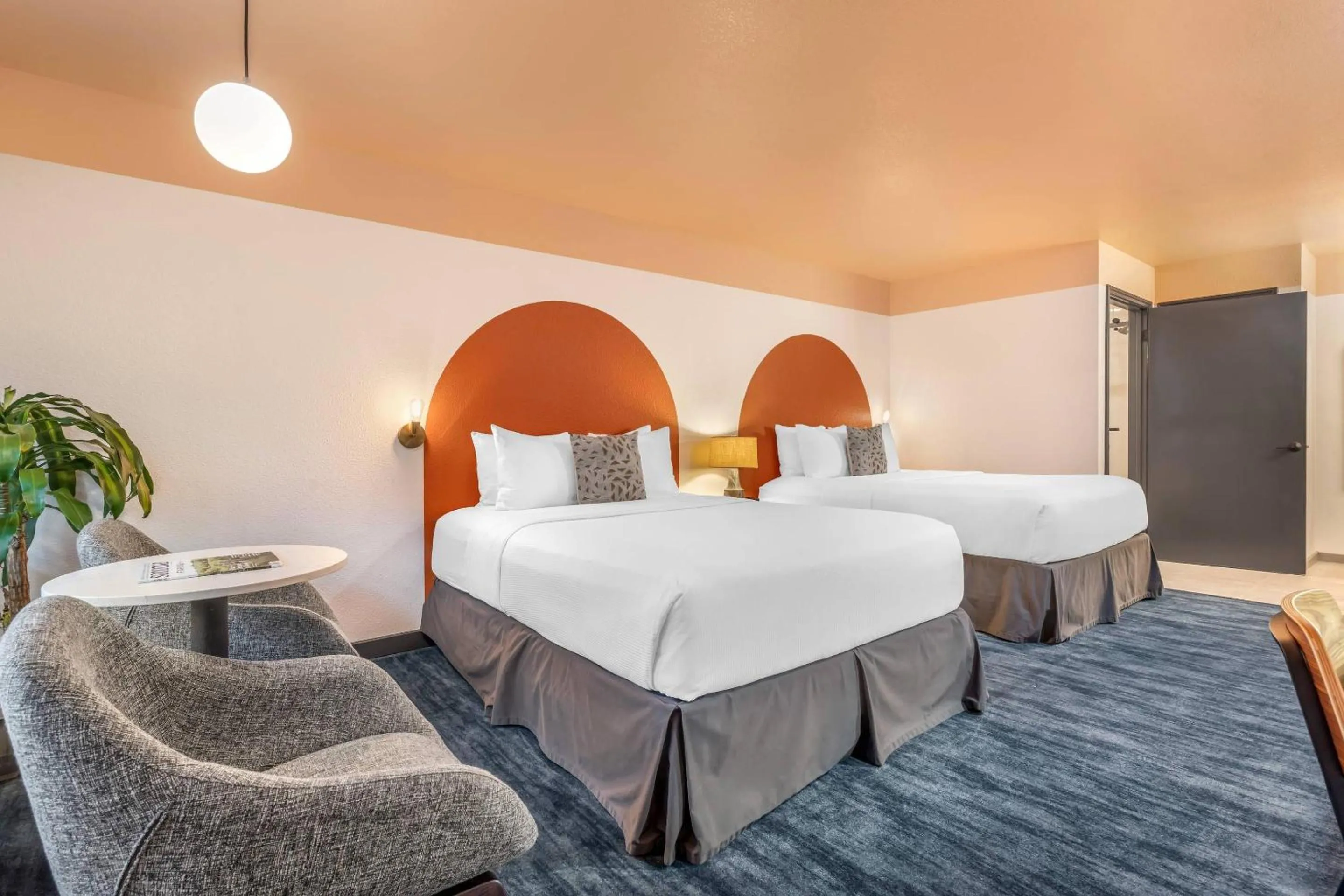 Bedroom, Bed in The Sandman Santa Rosa Sonoma, an Ascend Collection Hotel