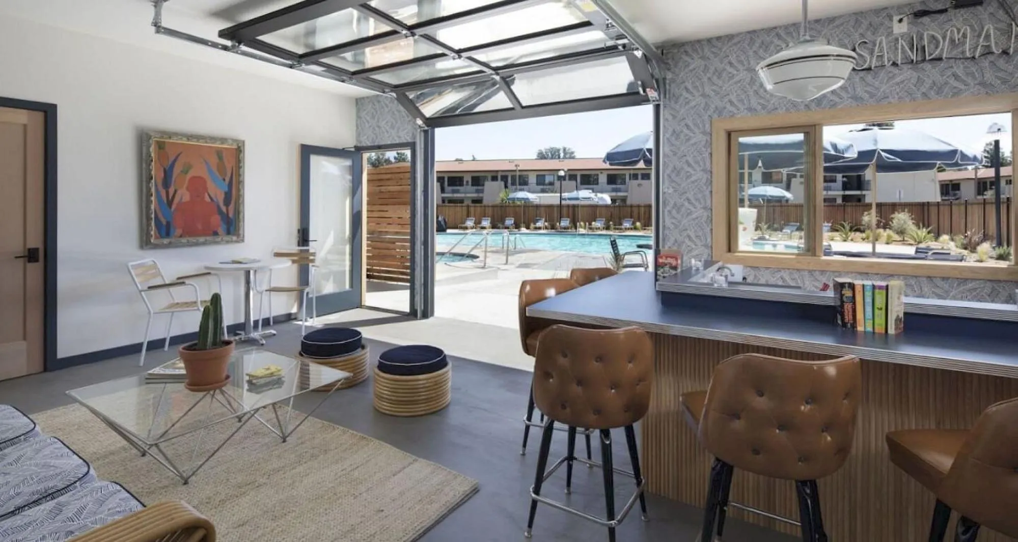 Lounge or bar in The Sandman Santa Rosa Sonoma, an Ascend Collection Hotel