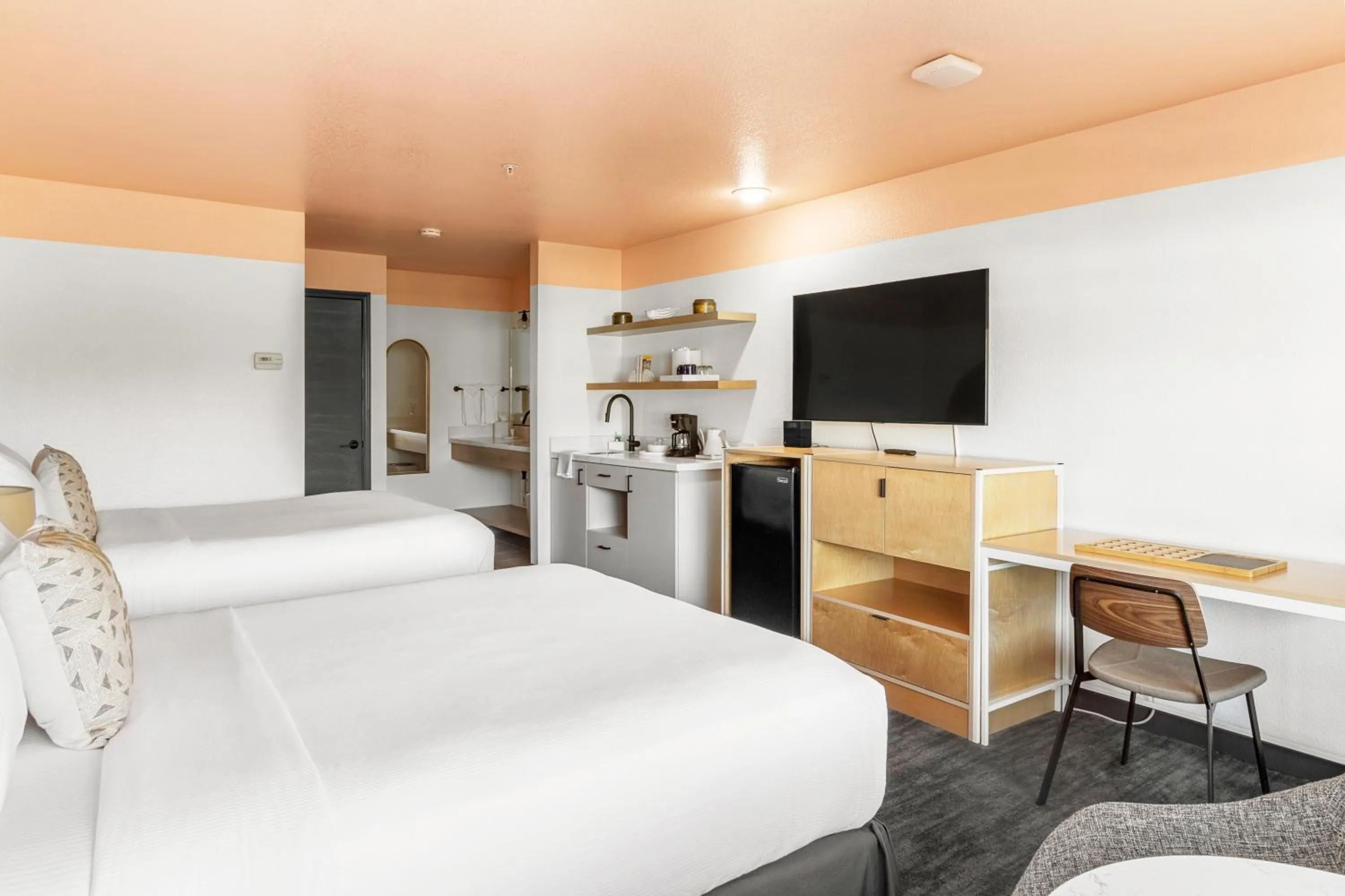 Bed in The Sandman Santa Rosa Sonoma, an Ascend Collection Hotel