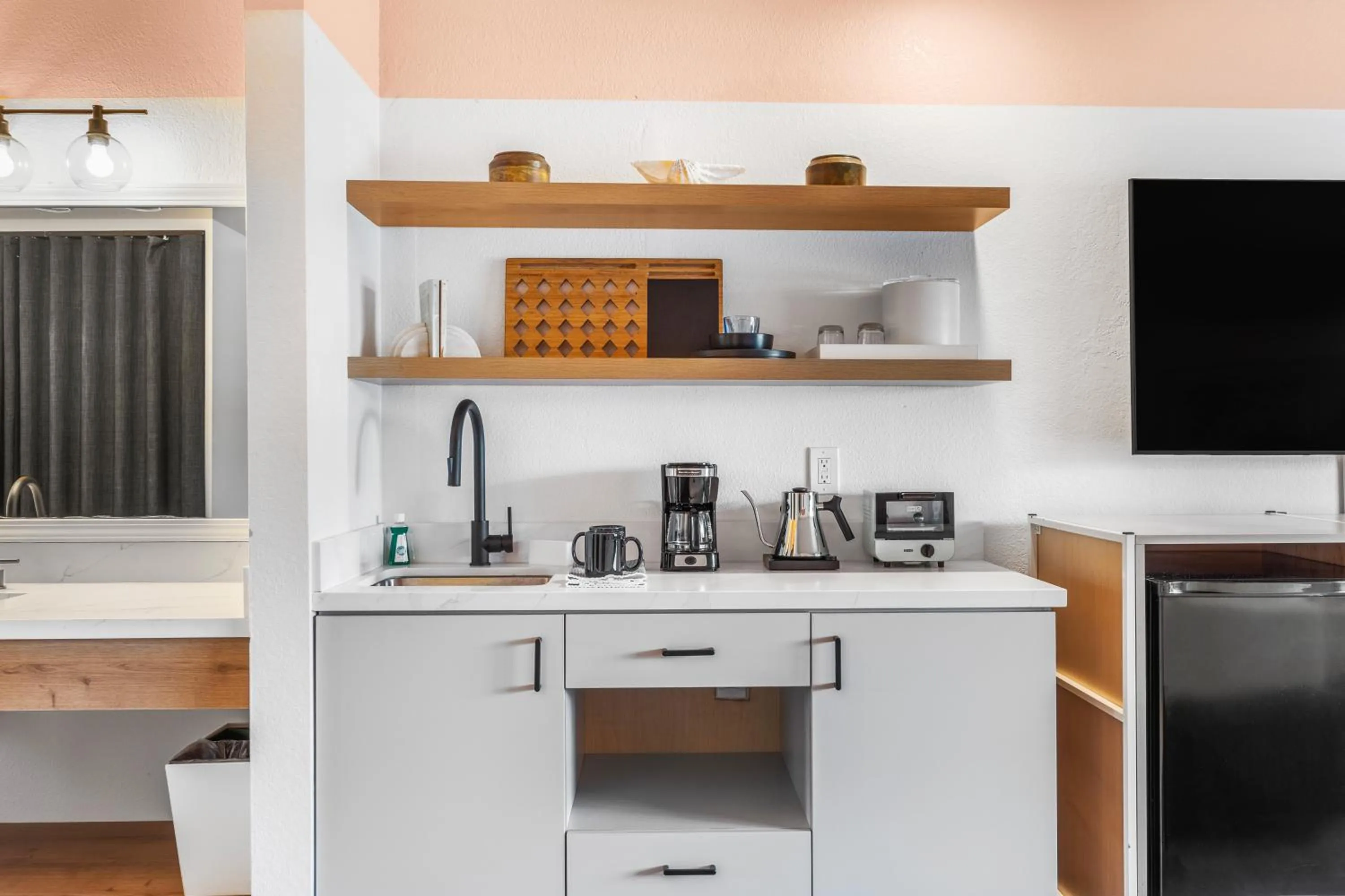 Coffee/tea facilities in The Sandman Santa Rosa Sonoma, an Ascend Collection Hotel