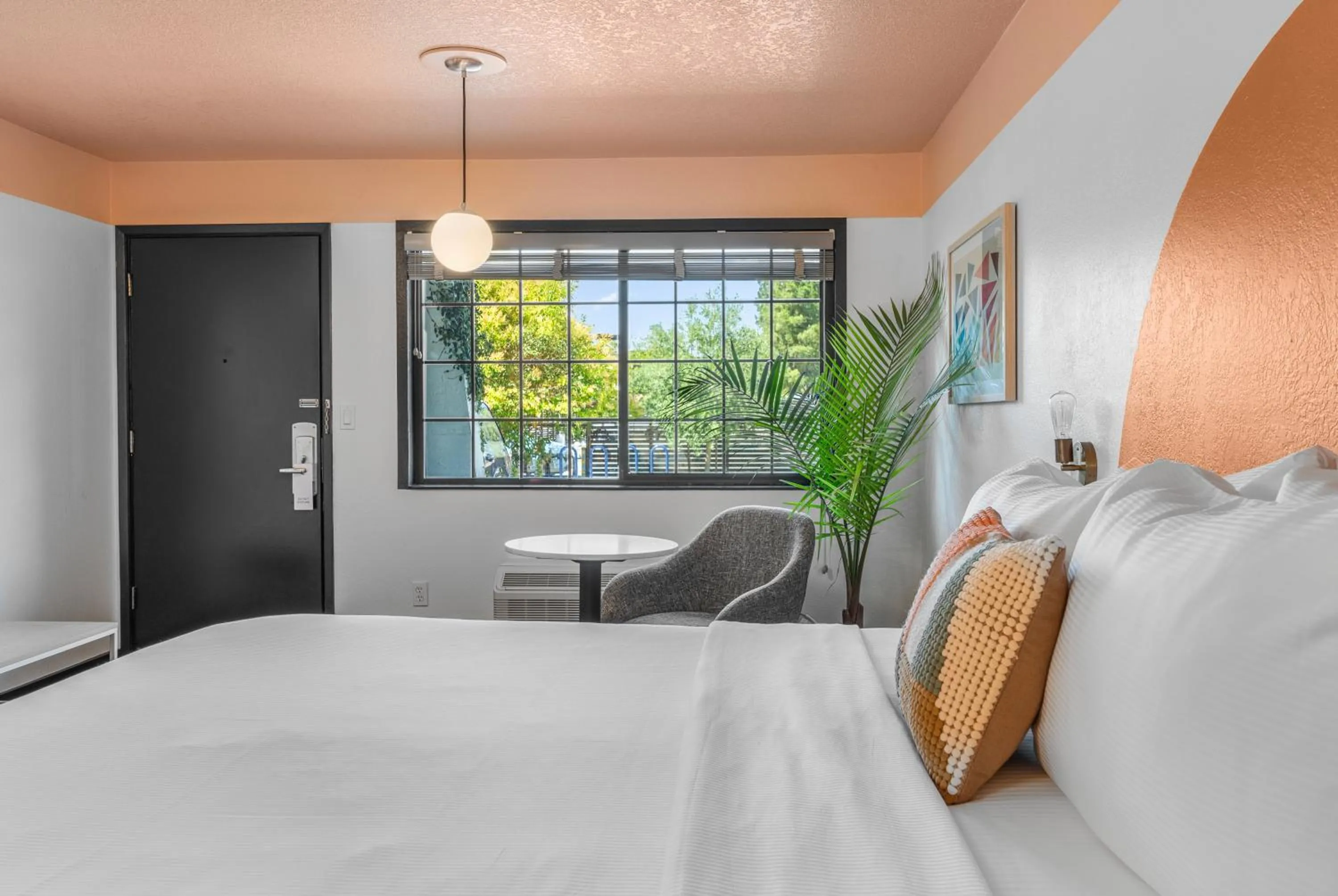 Bedroom, Bed in The Sandman Santa Rosa Sonoma, an Ascend Collection Hotel