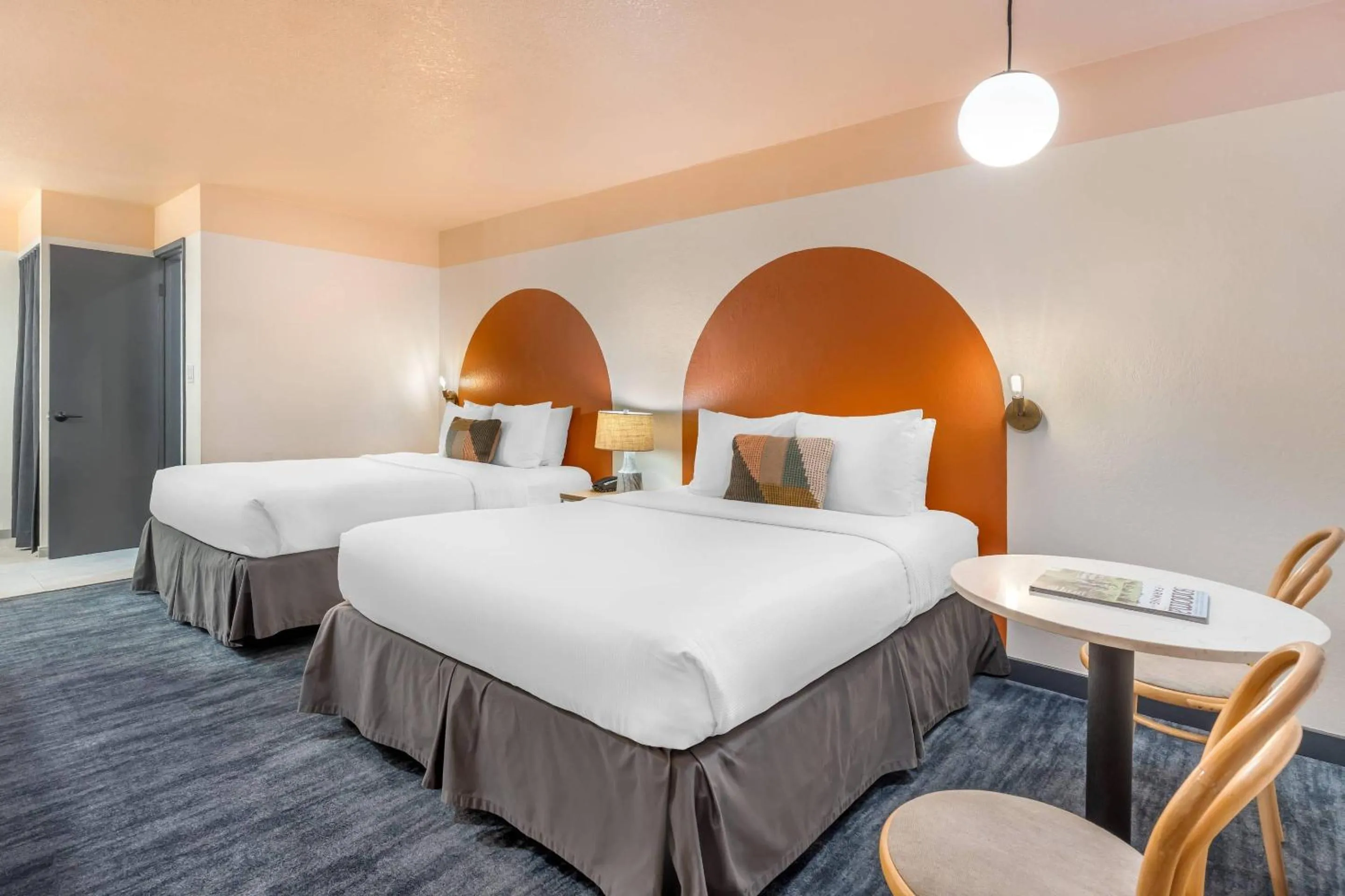 Bedroom, Bed in The Sandman Santa Rosa Sonoma, an Ascend Collection Hotel