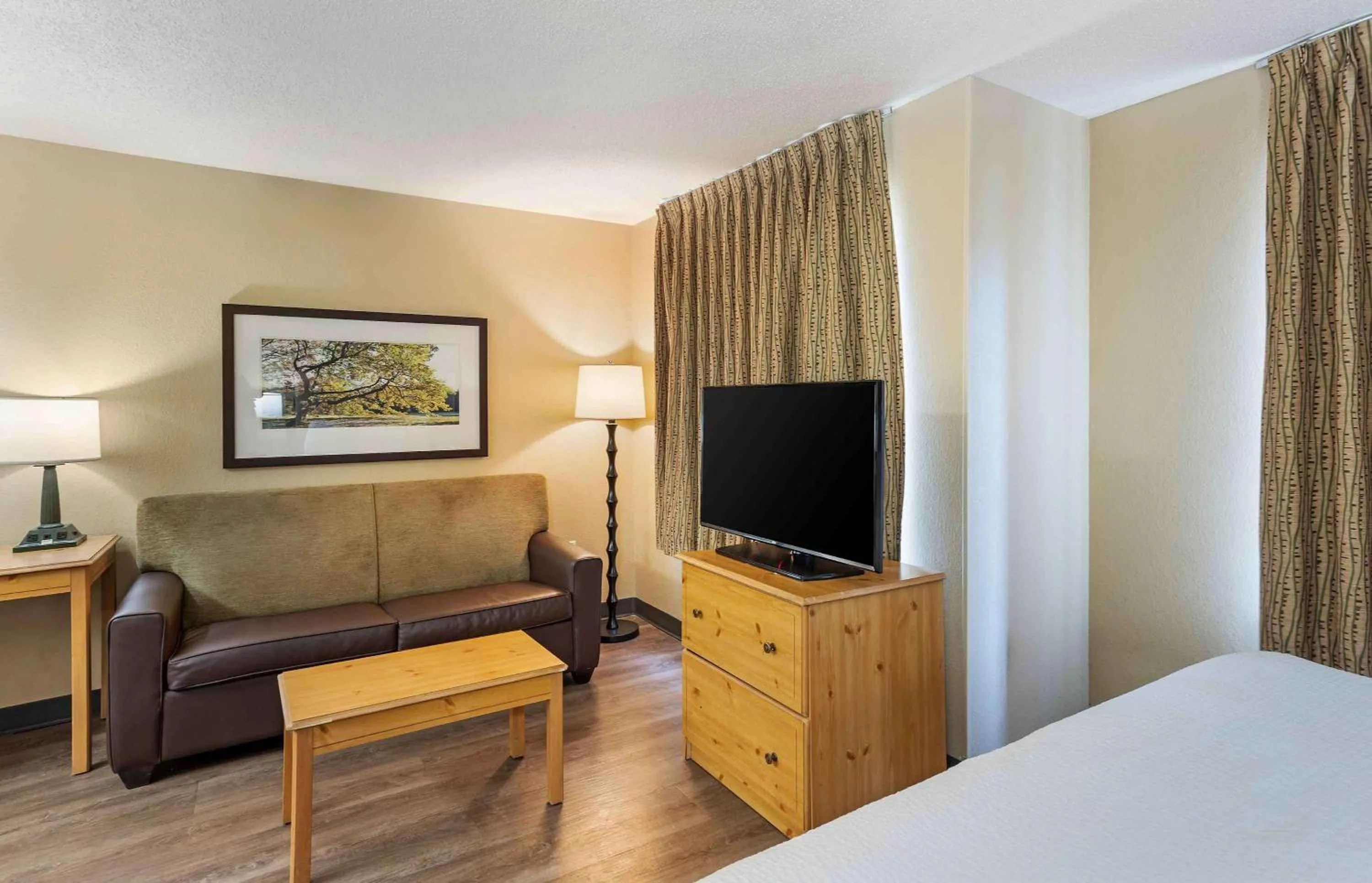 Bedroom, Bed in Extended Stay America Suites - Philadelphia - Horsham - Dresher Rd