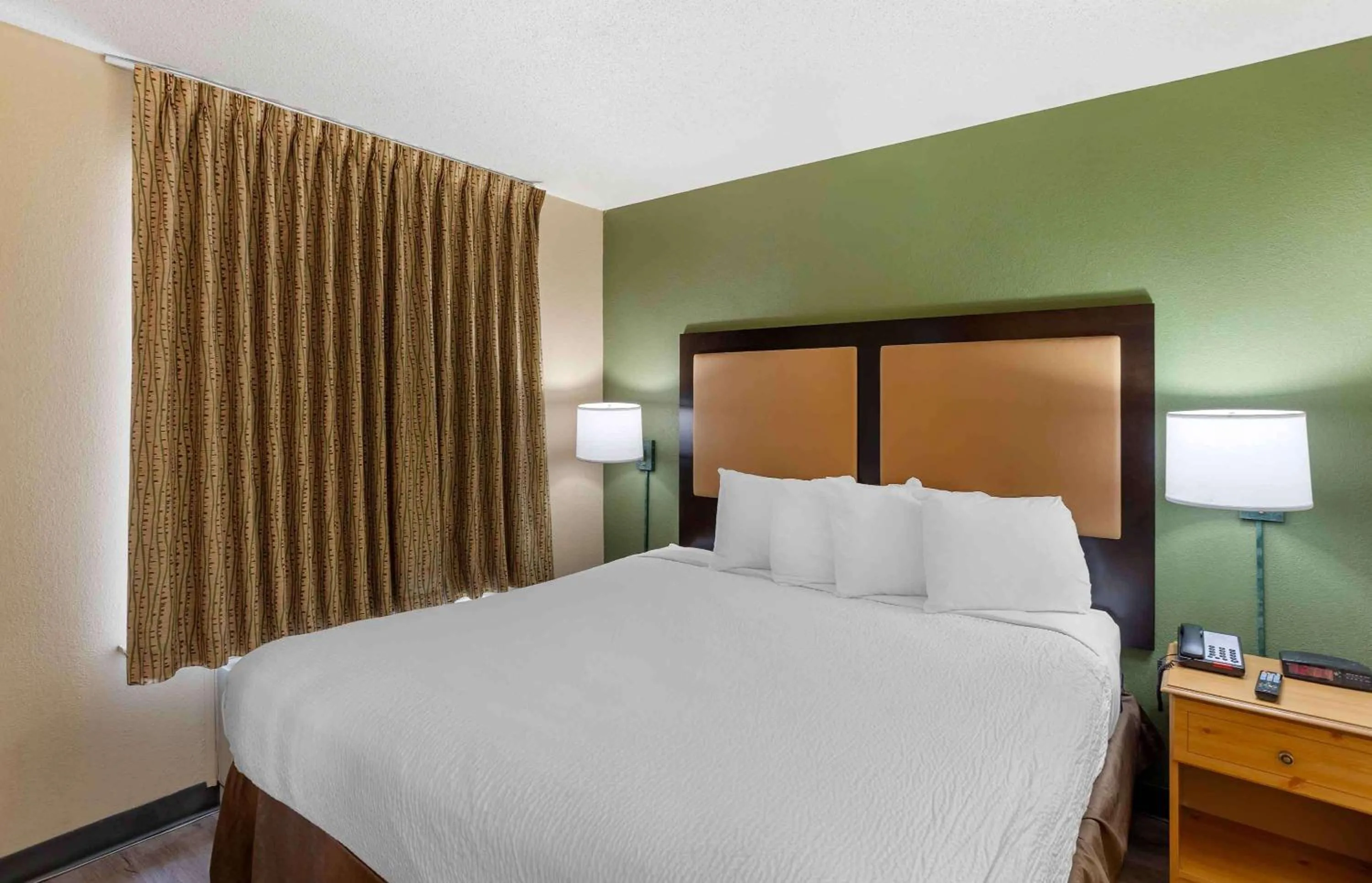 Bedroom, Bed in Extended Stay America Suites - Philadelphia - Horsham - Dresher Rd