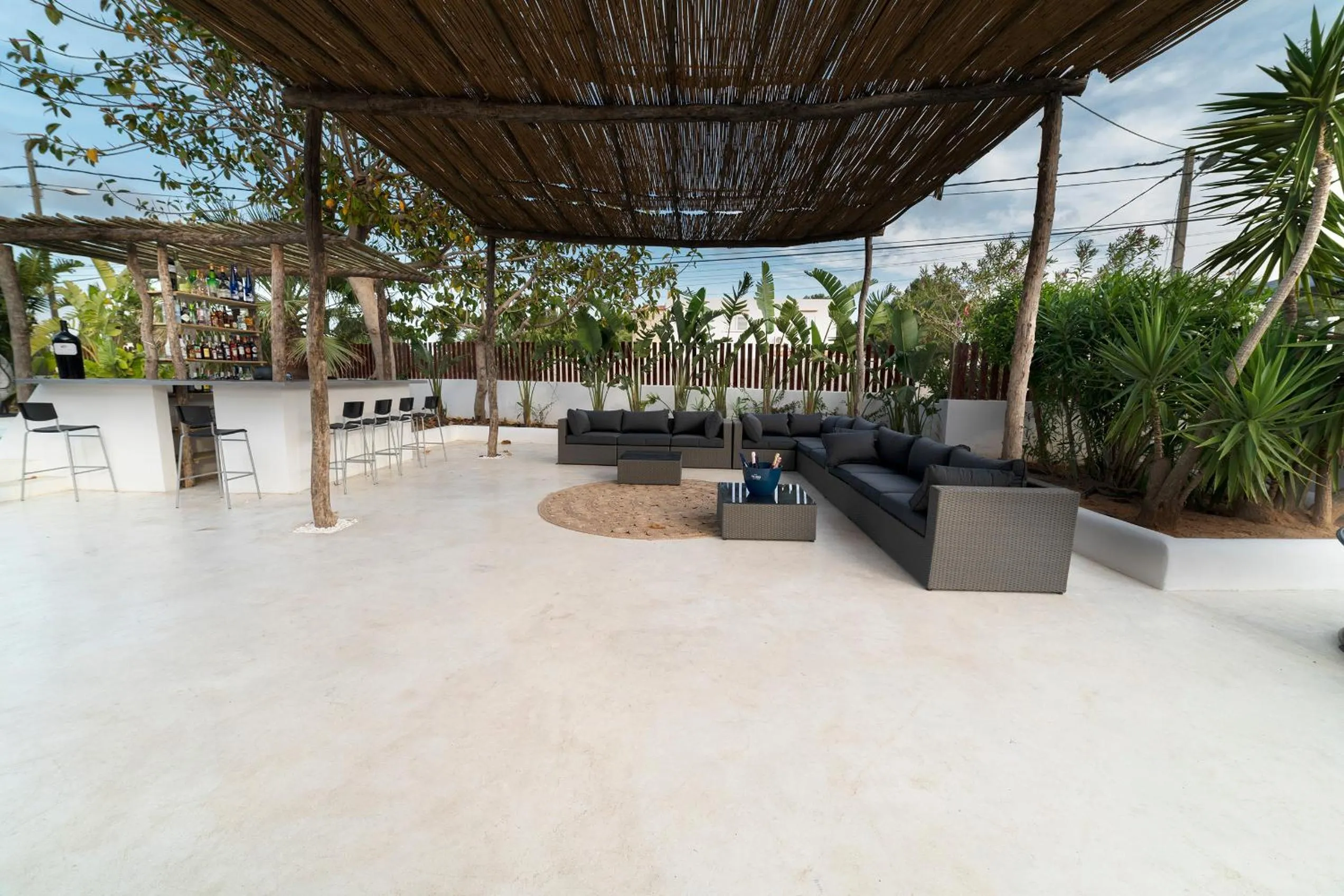 Lounge or bar in PAIISE Hotels