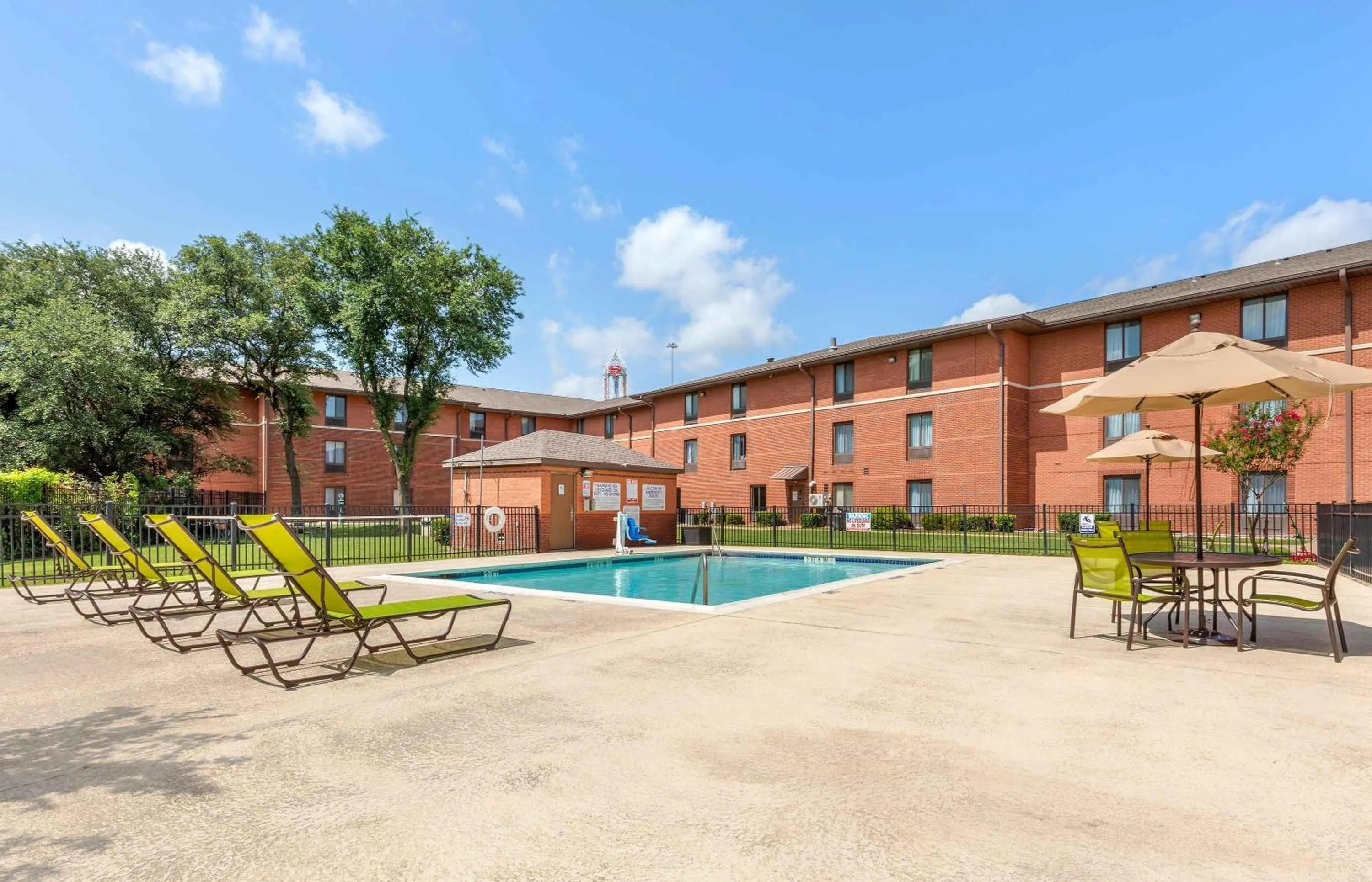Pool view in Extended Stay America Suites - Arlington - Six Flags