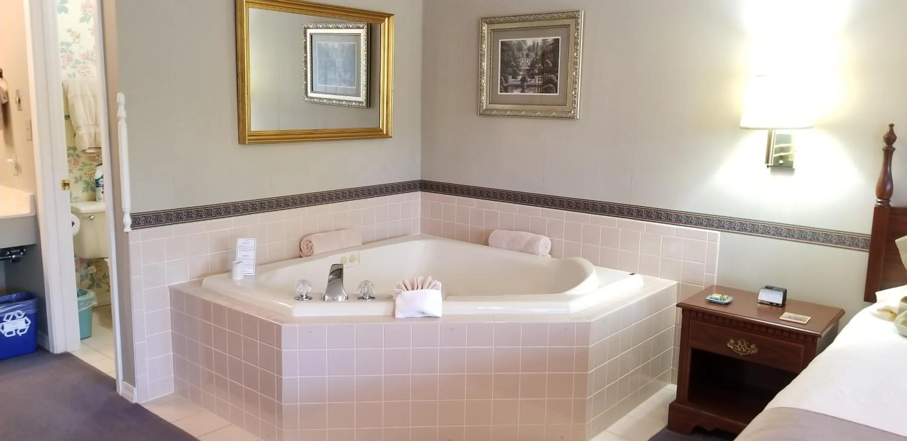 Bed in Evening Shade Inn