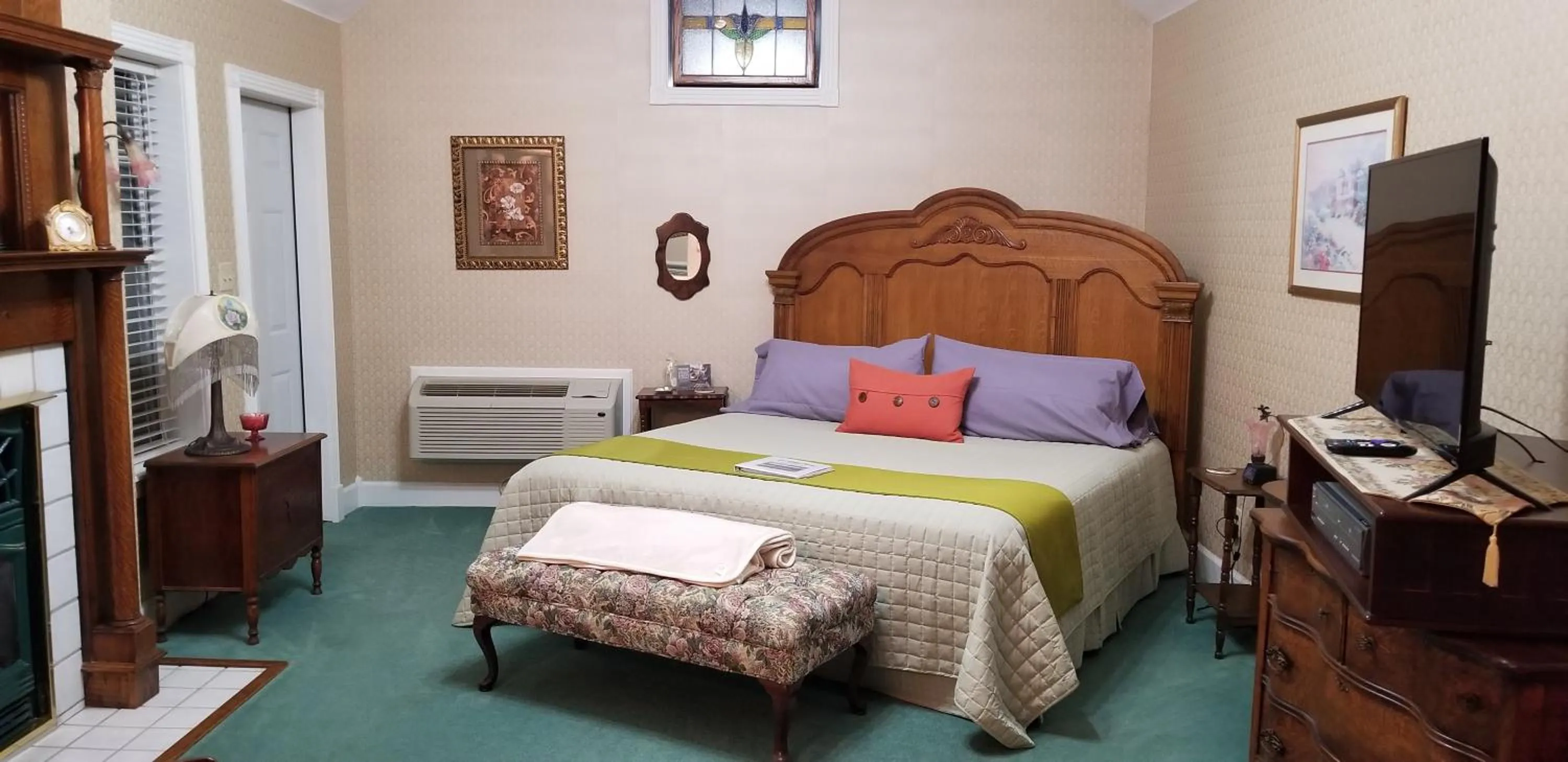 Bed in Evening Shade Inn