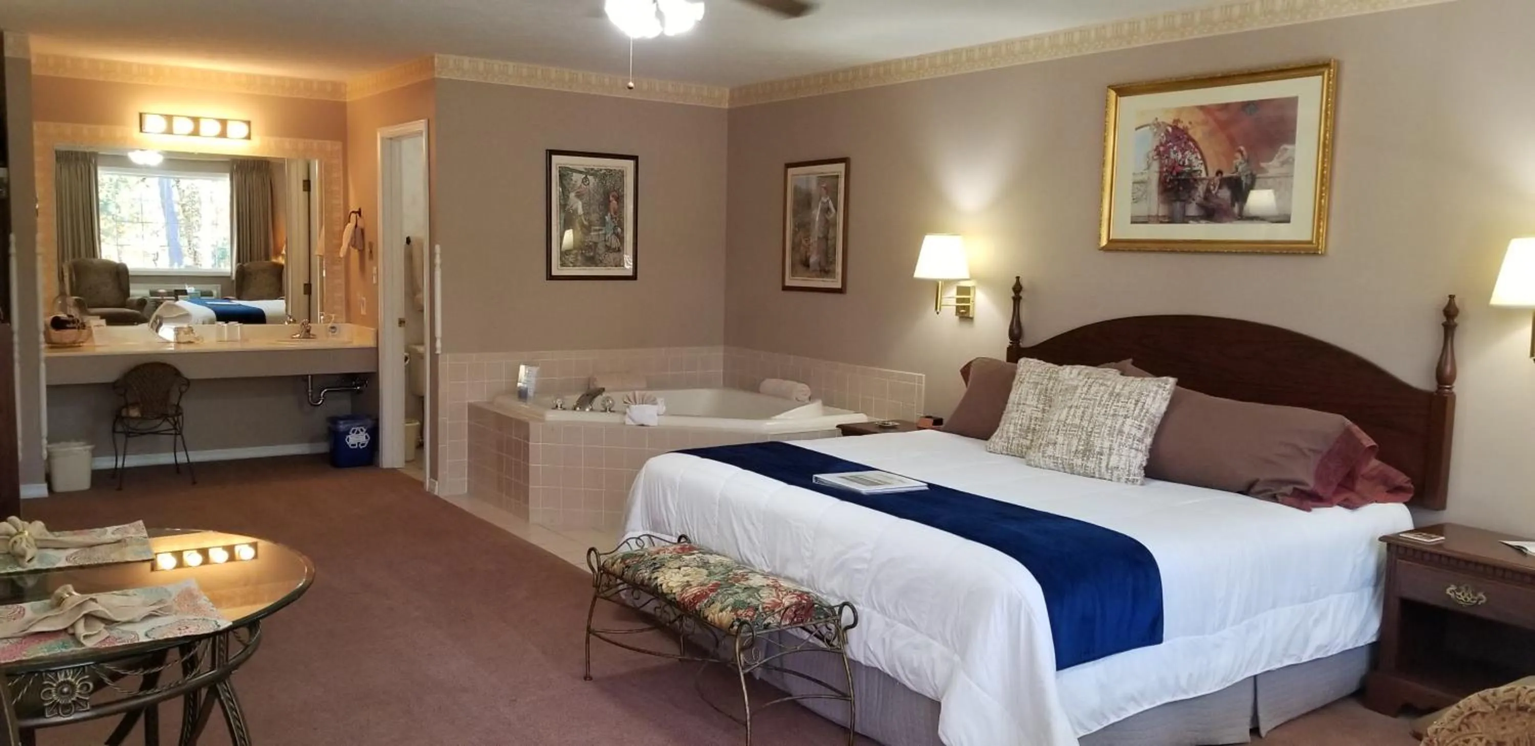 Bed in Evening Shade Inn