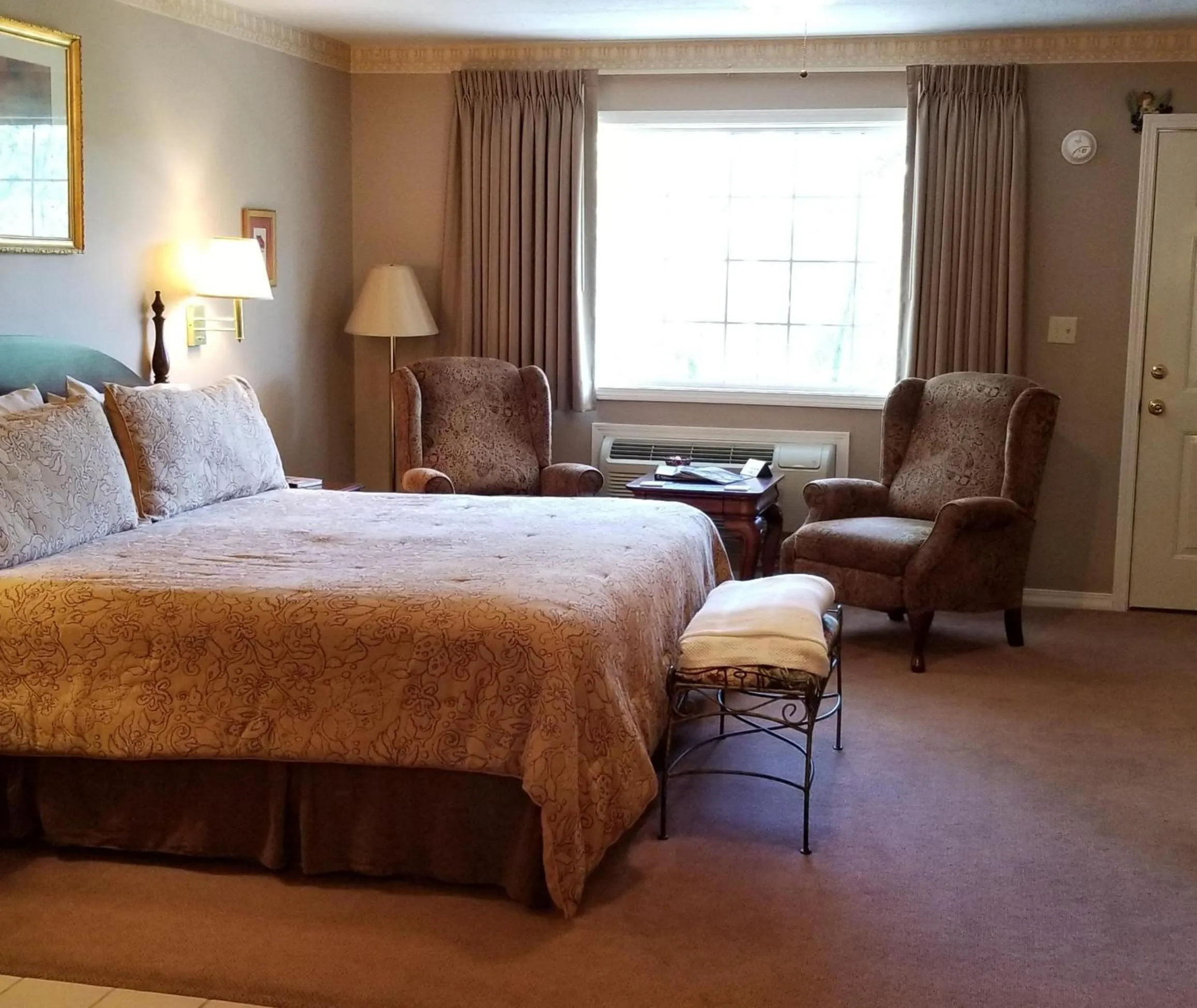 Bed in Evening Shade Inn