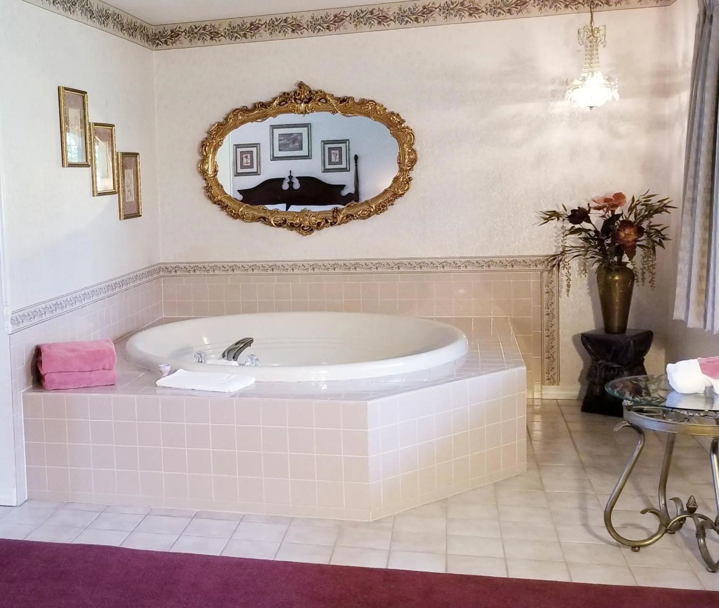 Hot Tub in Evening Shade Inn