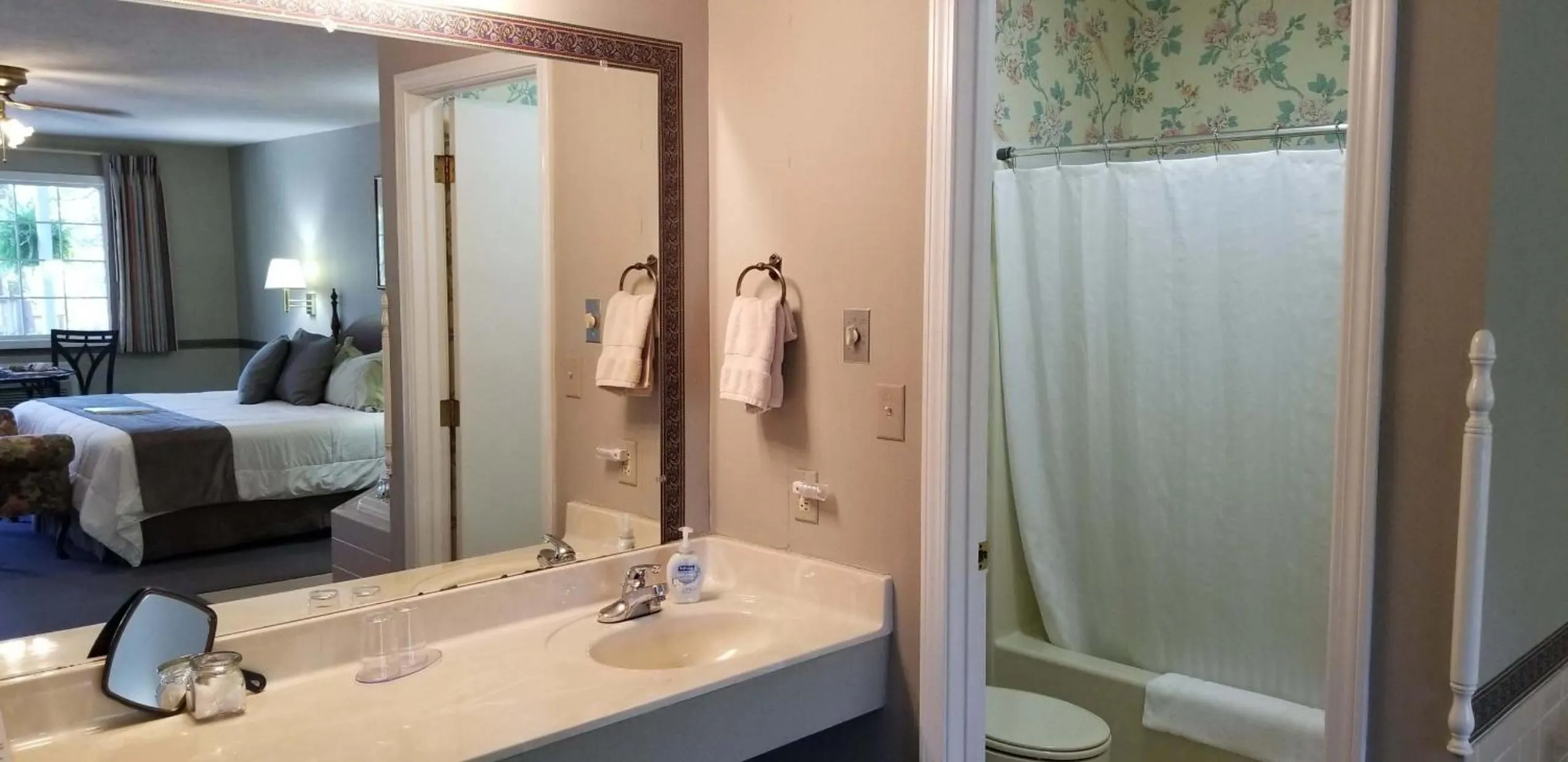 Bathroom, Bed in Evening Shade Inn