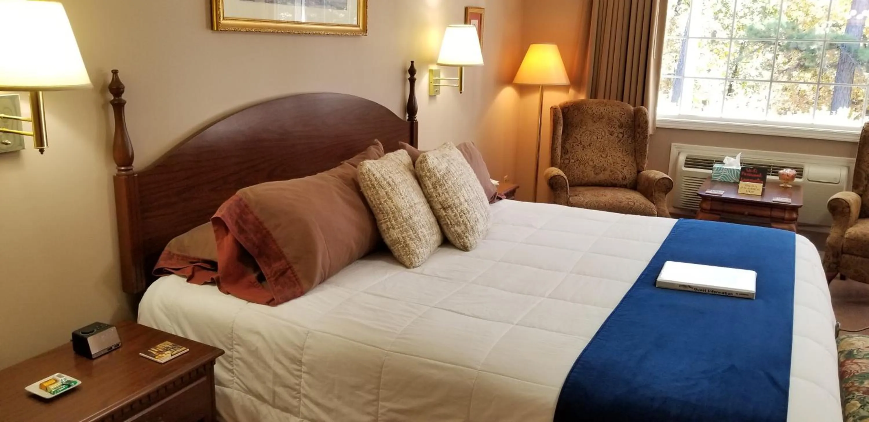 Bed in Evening Shade Inn