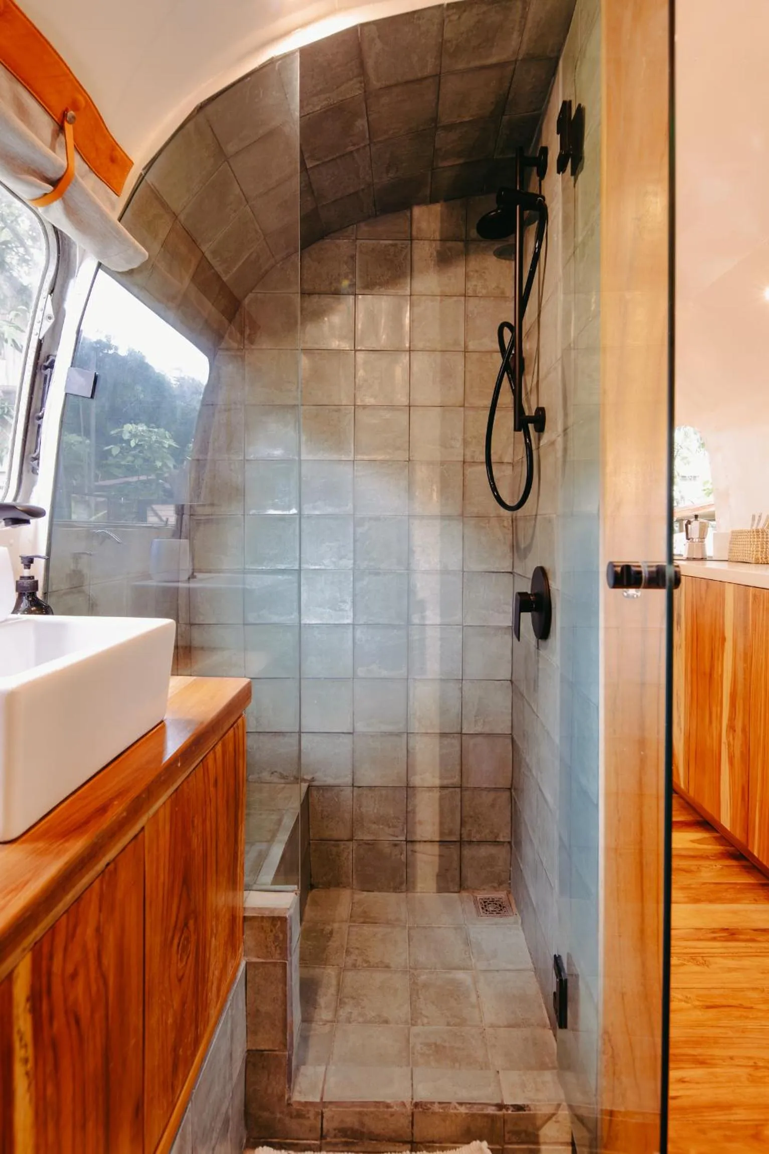 Shower in Somos
