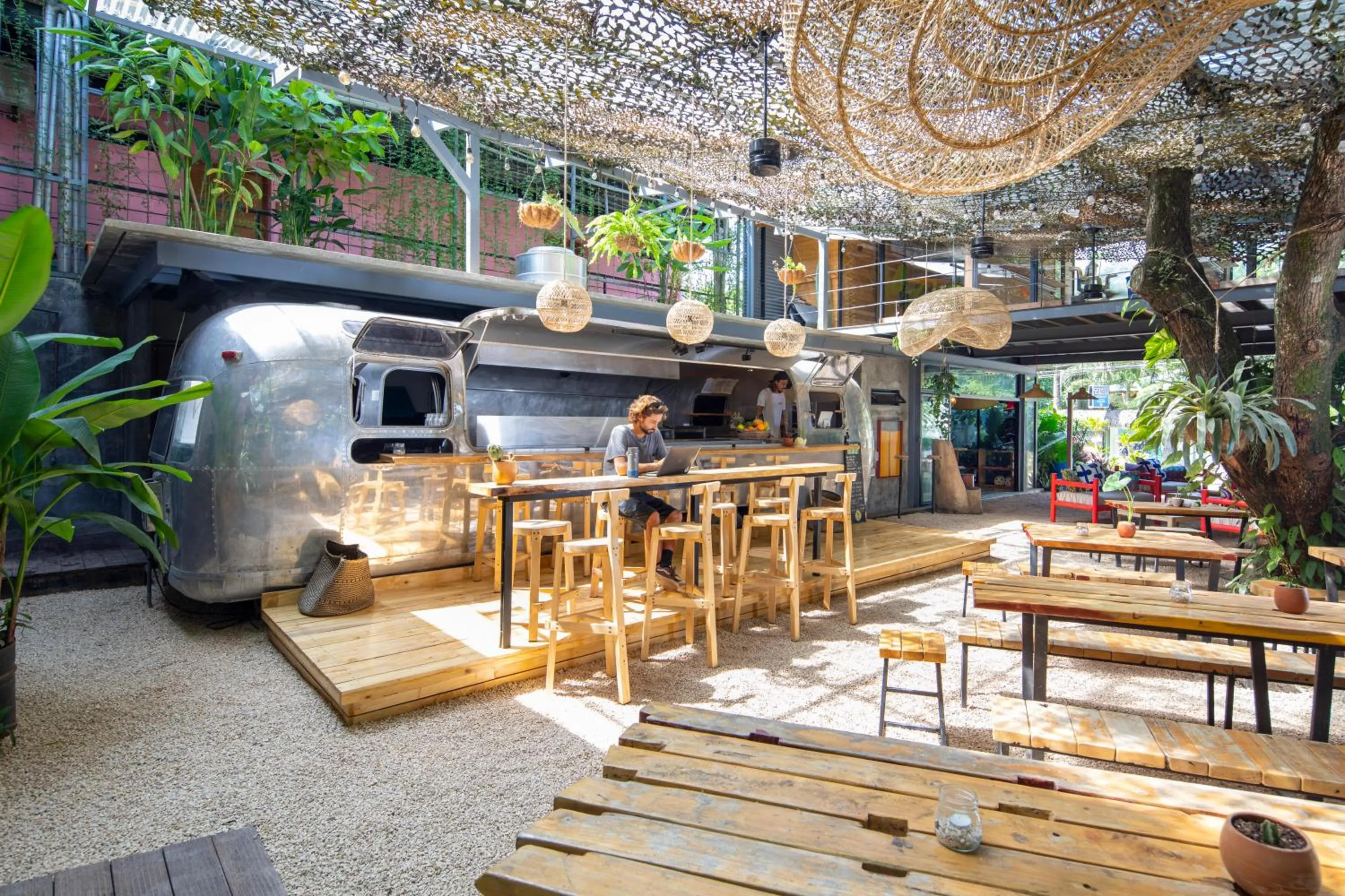 Restaurant/places to eat in Somos