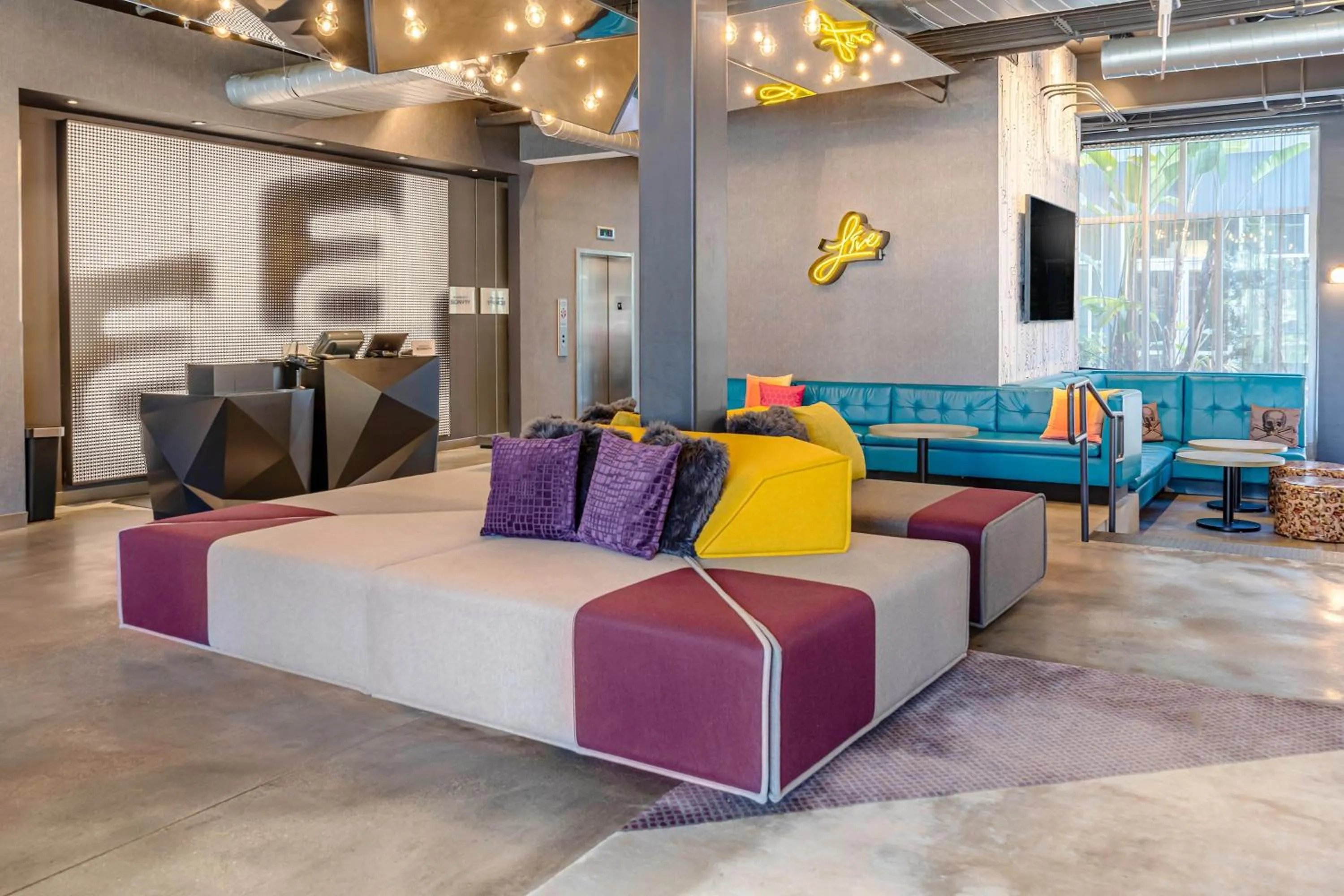 Lobby or reception in Aloft Jacksonville Tapestry Park