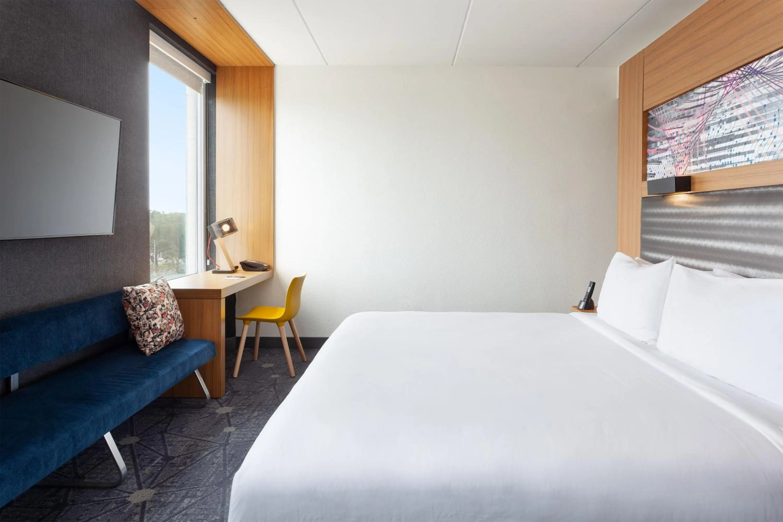 Photo of the whole room, Bed in Aloft Jacksonville Tapestry Park