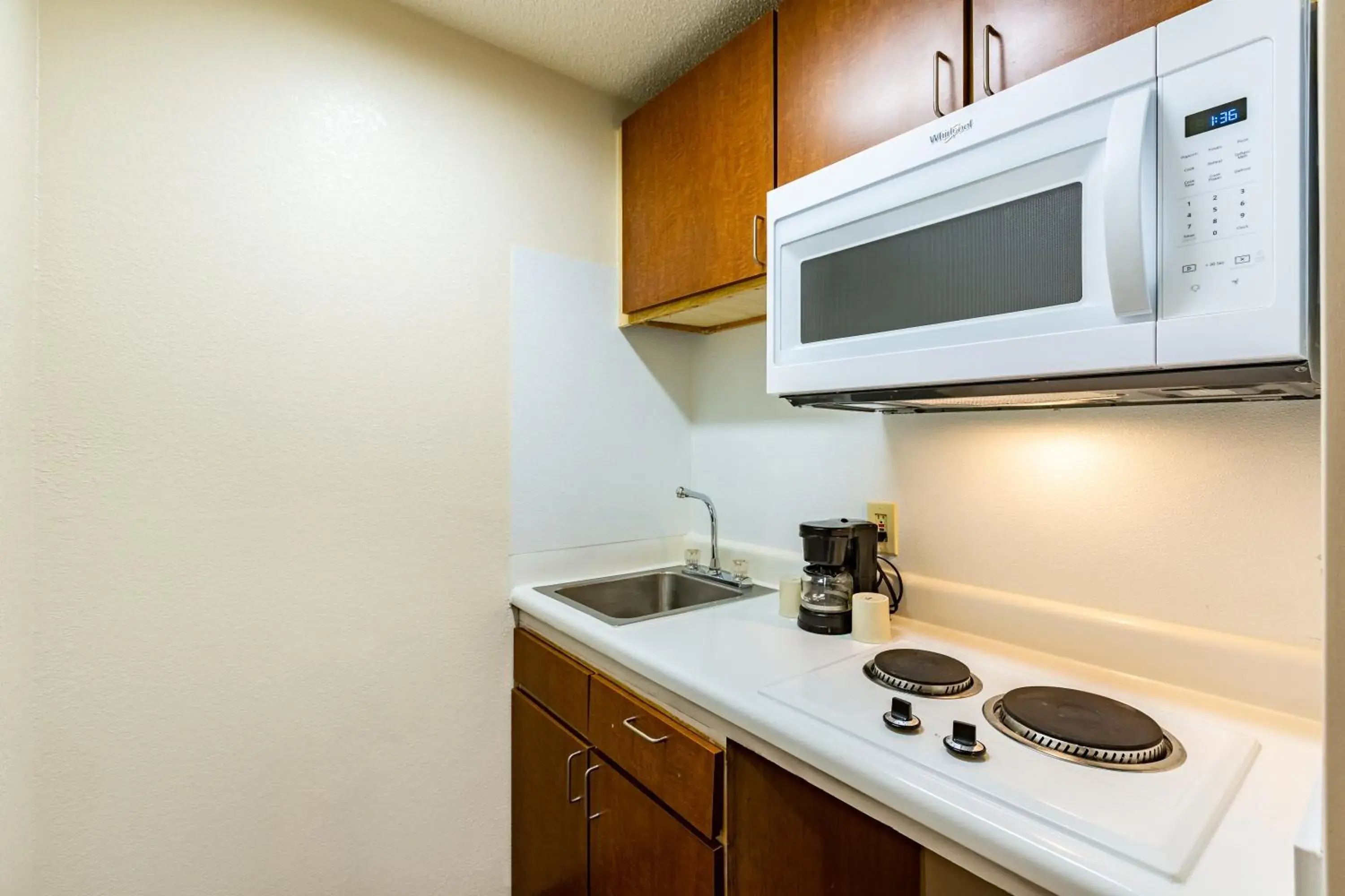 Studio Room with Two Queen Beds Non-Smoking in HomeTowne Studios by Red Roof Atlanta NE - Downtown Norcross Studio Room with Two Queen Beds Non-Smoking in HomeTowne Studios by Red Roof Atlanta NE - Downtown Norcross