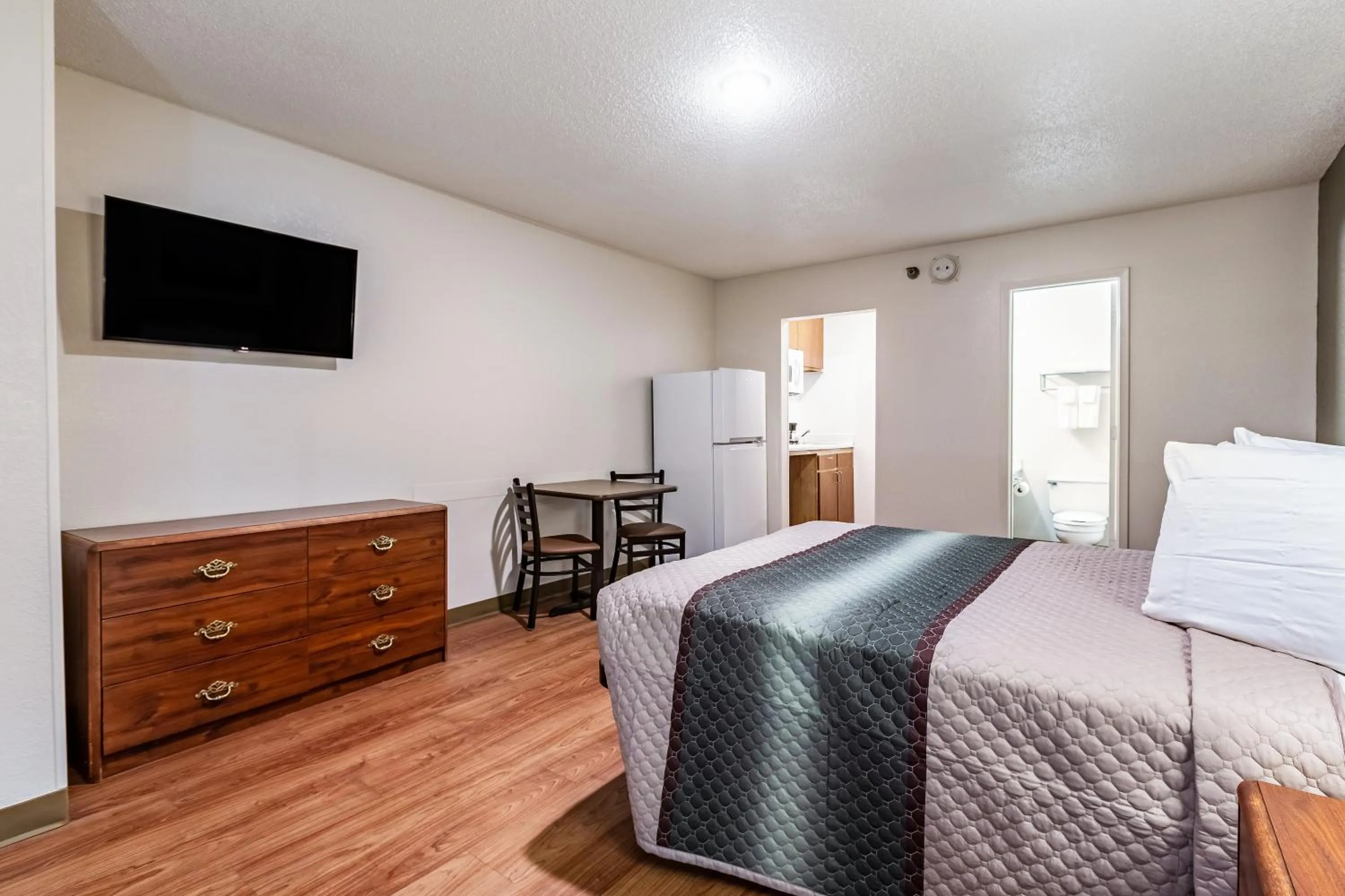 Photo of the whole room, Bed in HomeTowne Studios by Red Roof Atlanta NE - Downtown Norcross