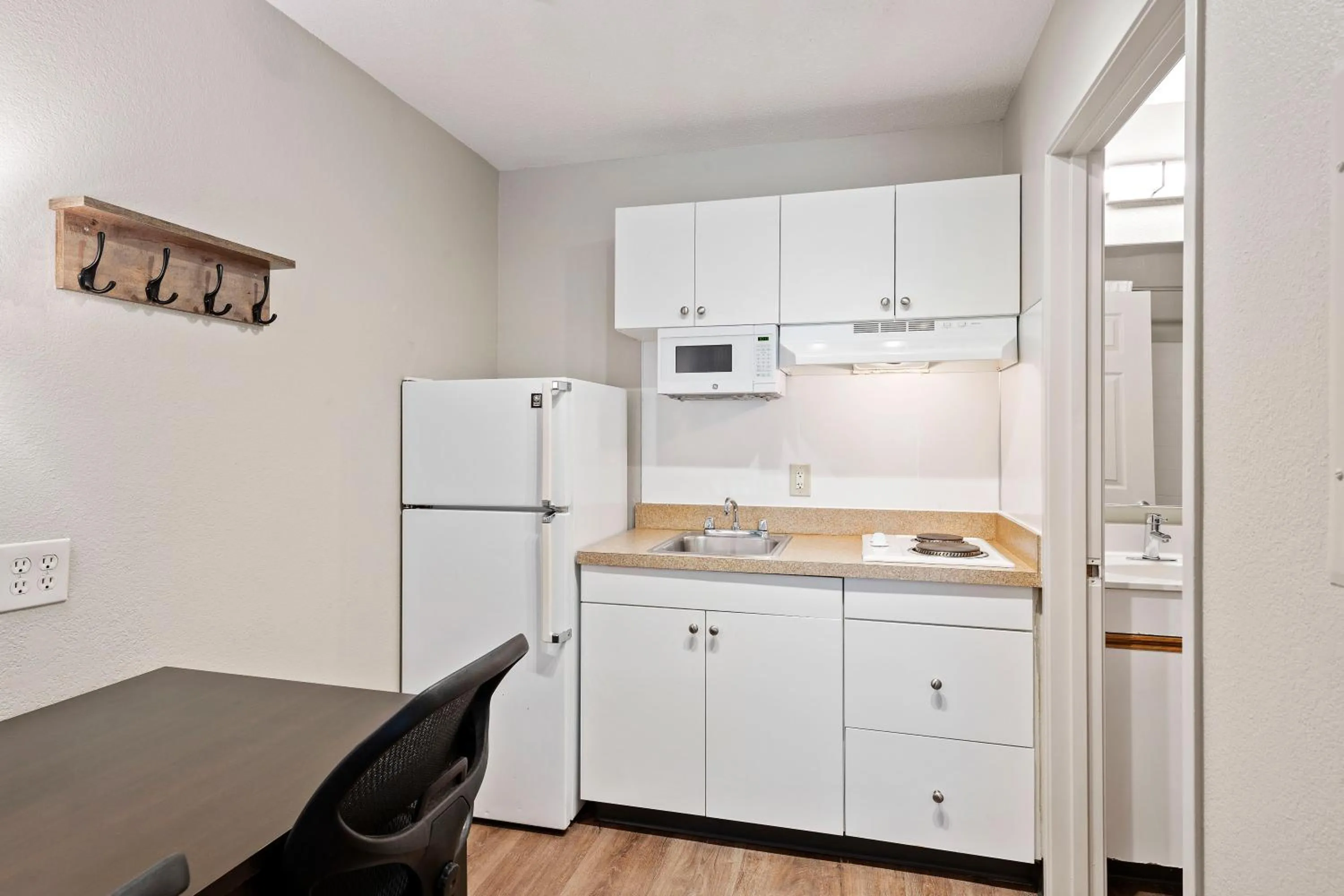 Kitchen or kitchenette, Kitchen/Kitchenette in Extended Stay America Select Suites - Charlotte - Airport