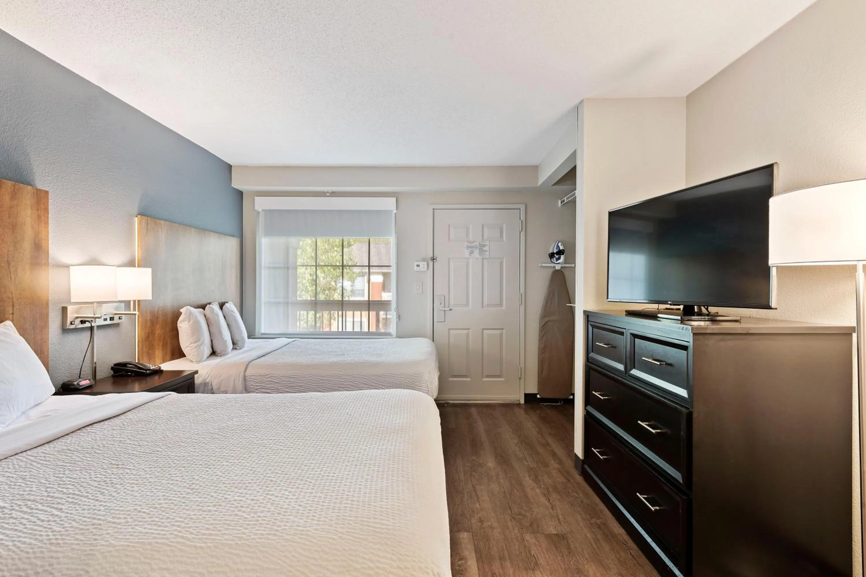 Bed, TV/Entertainment Center in Extended Stay America Select Suites - Charlotte - Airport