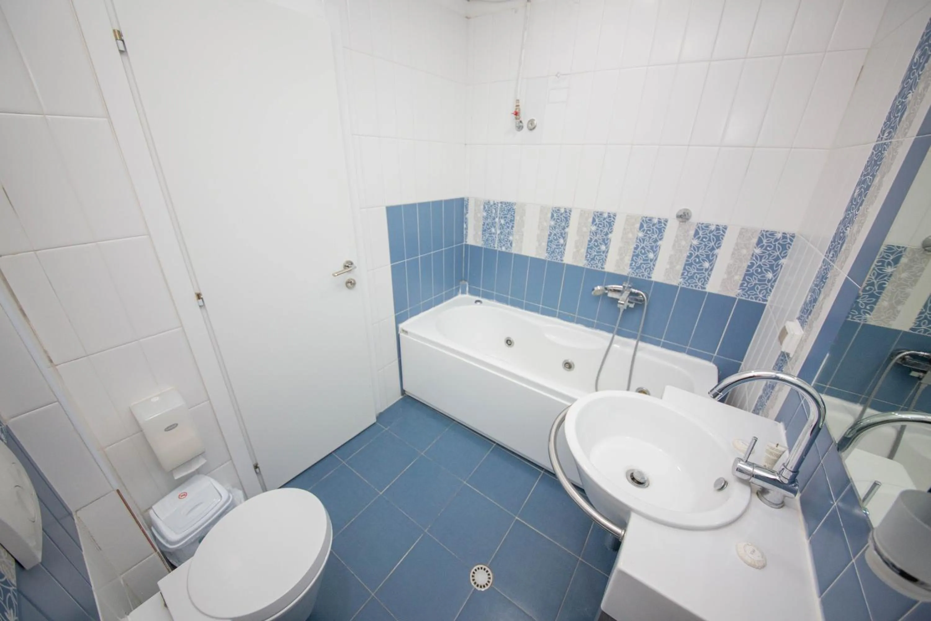 Double or Twin Room with Extra Bed in Hotel Miki