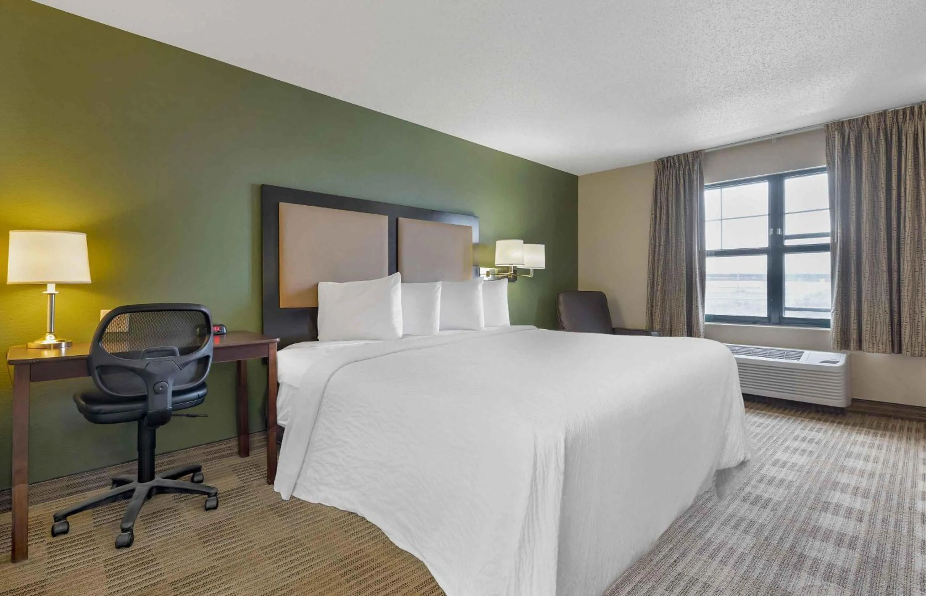 Bedroom, Bed in Extended Stay America Select Suites - Dallas - Richardson