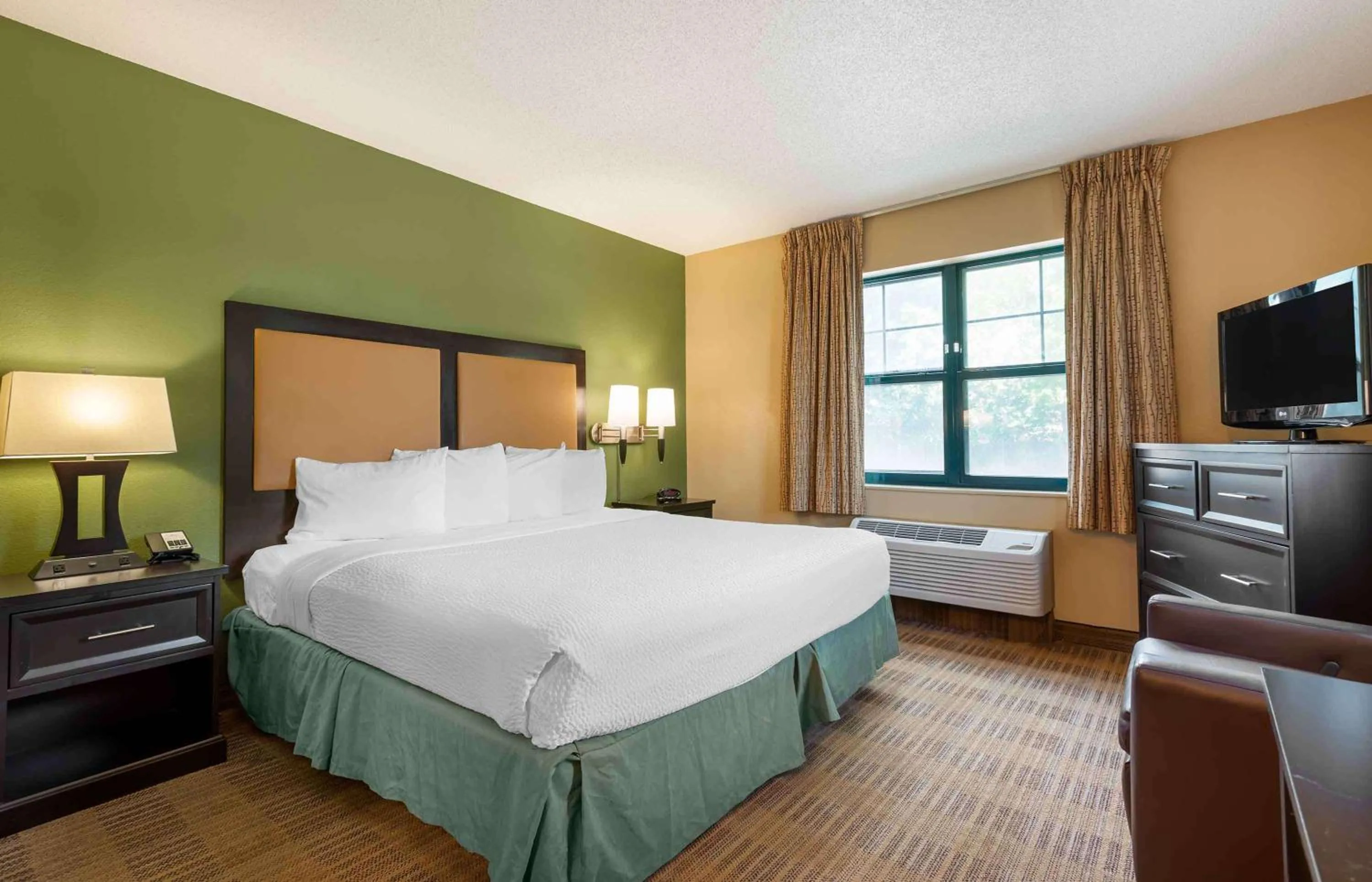Bedroom, Bed in Extended Stay America Suites - Secaucus - Meadowlands