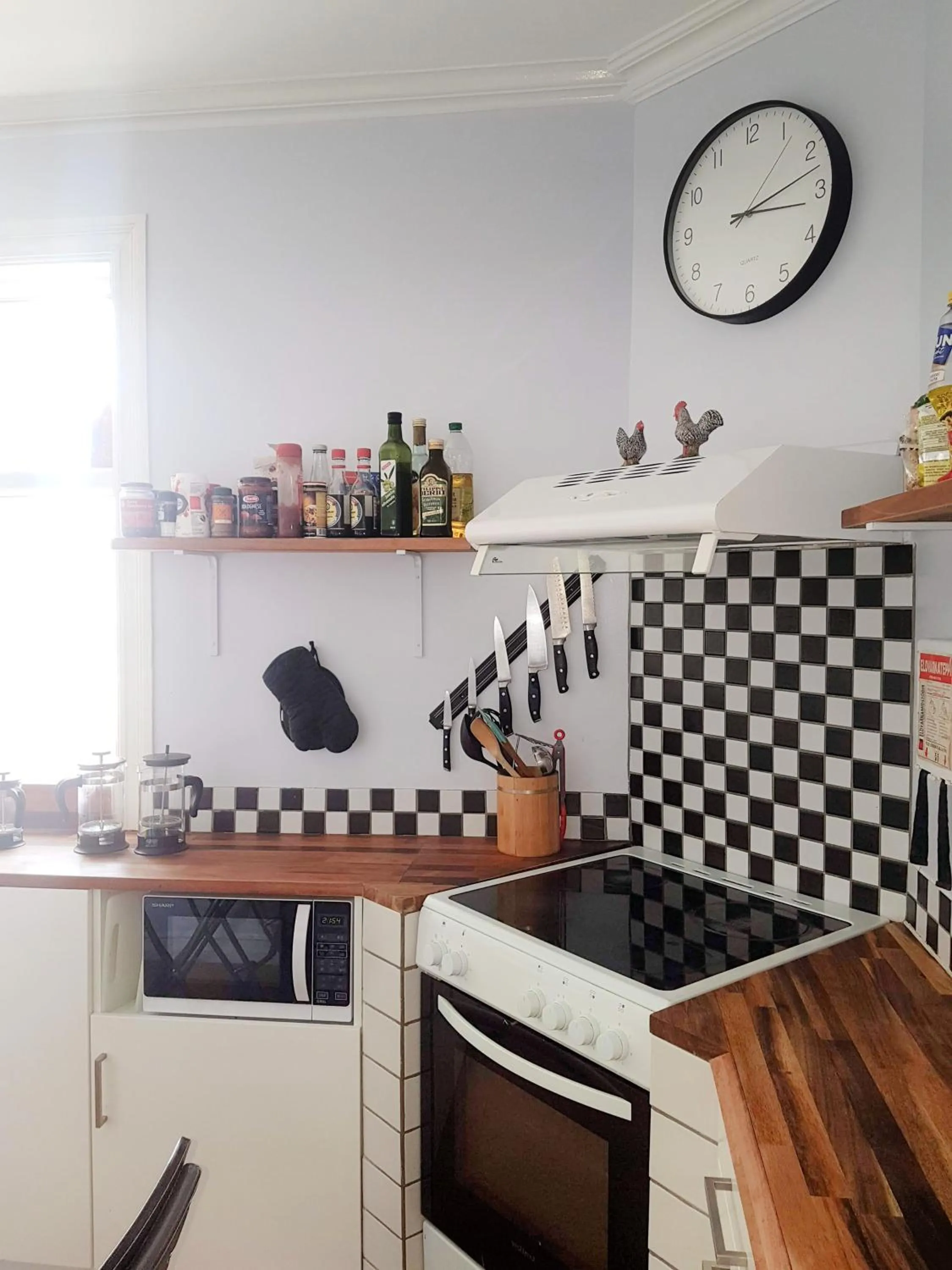 Communal kitchen in Refurinn Reykjavik Guesthouse