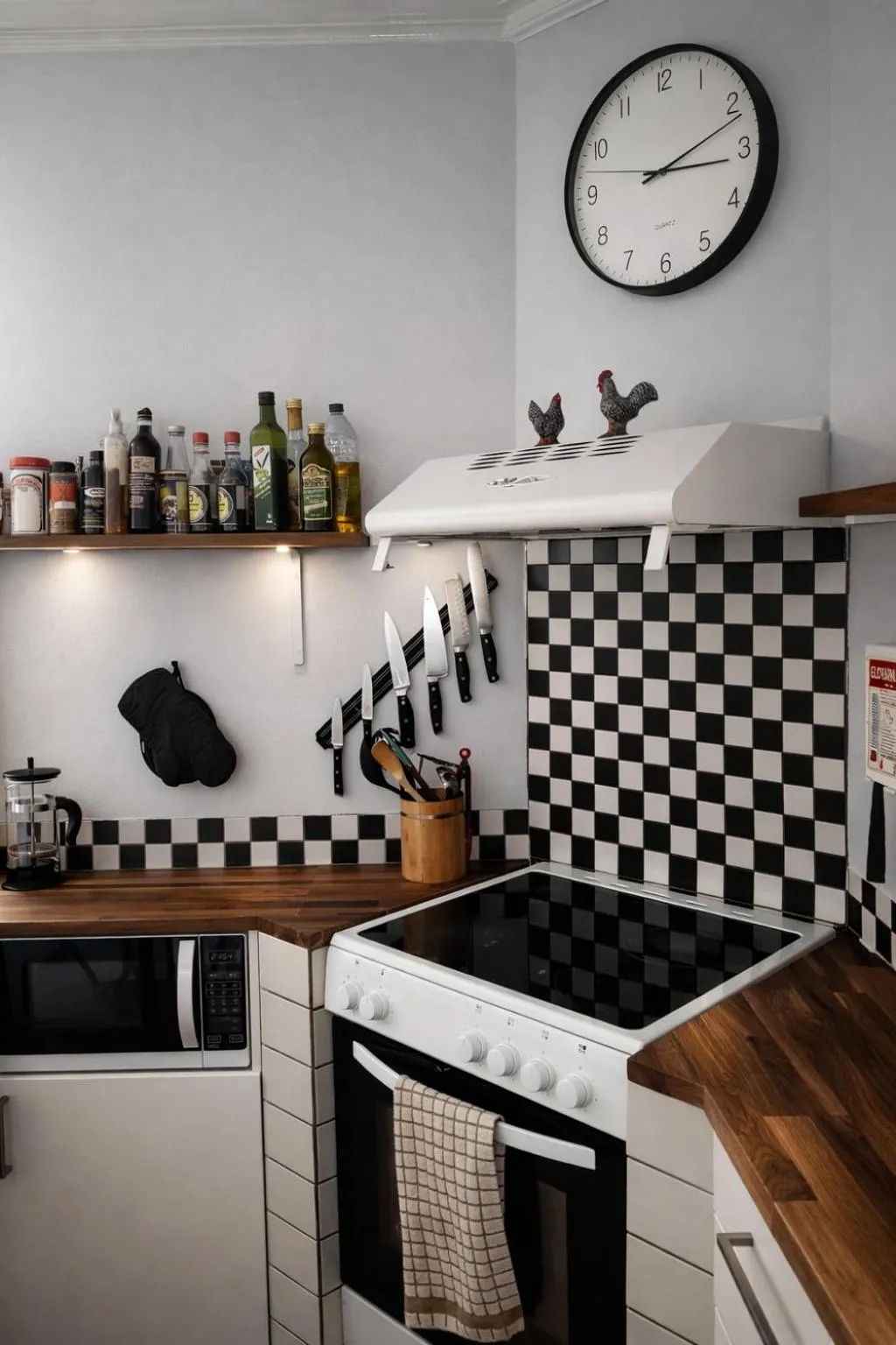 Communal kitchen in Refurinn Reykjavik Guesthouse