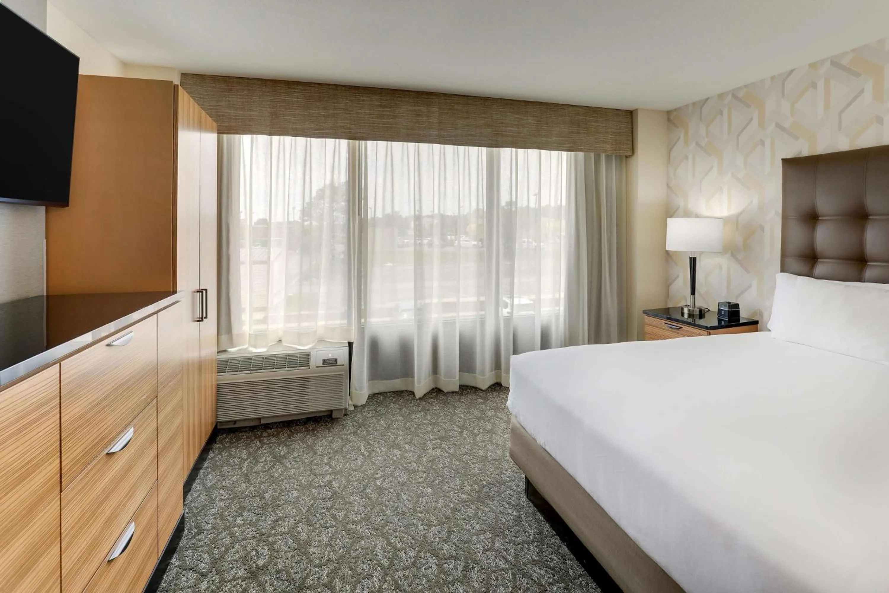 Bedroom, Bed in Drury Inn & Suites Birmingham Lakeshore Drive