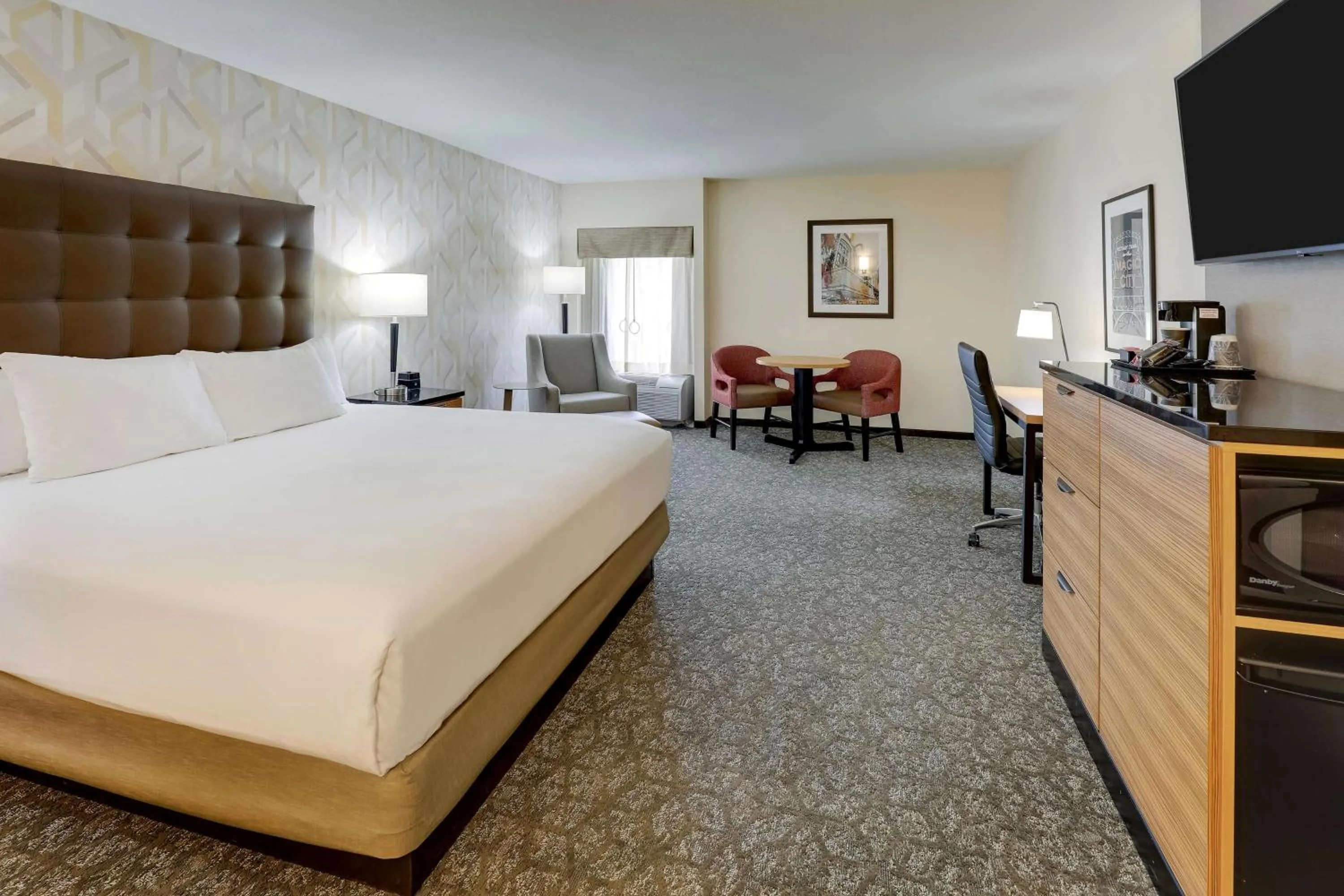 Bedroom, Bed in Drury Inn & Suites Birmingham Lakeshore Drive