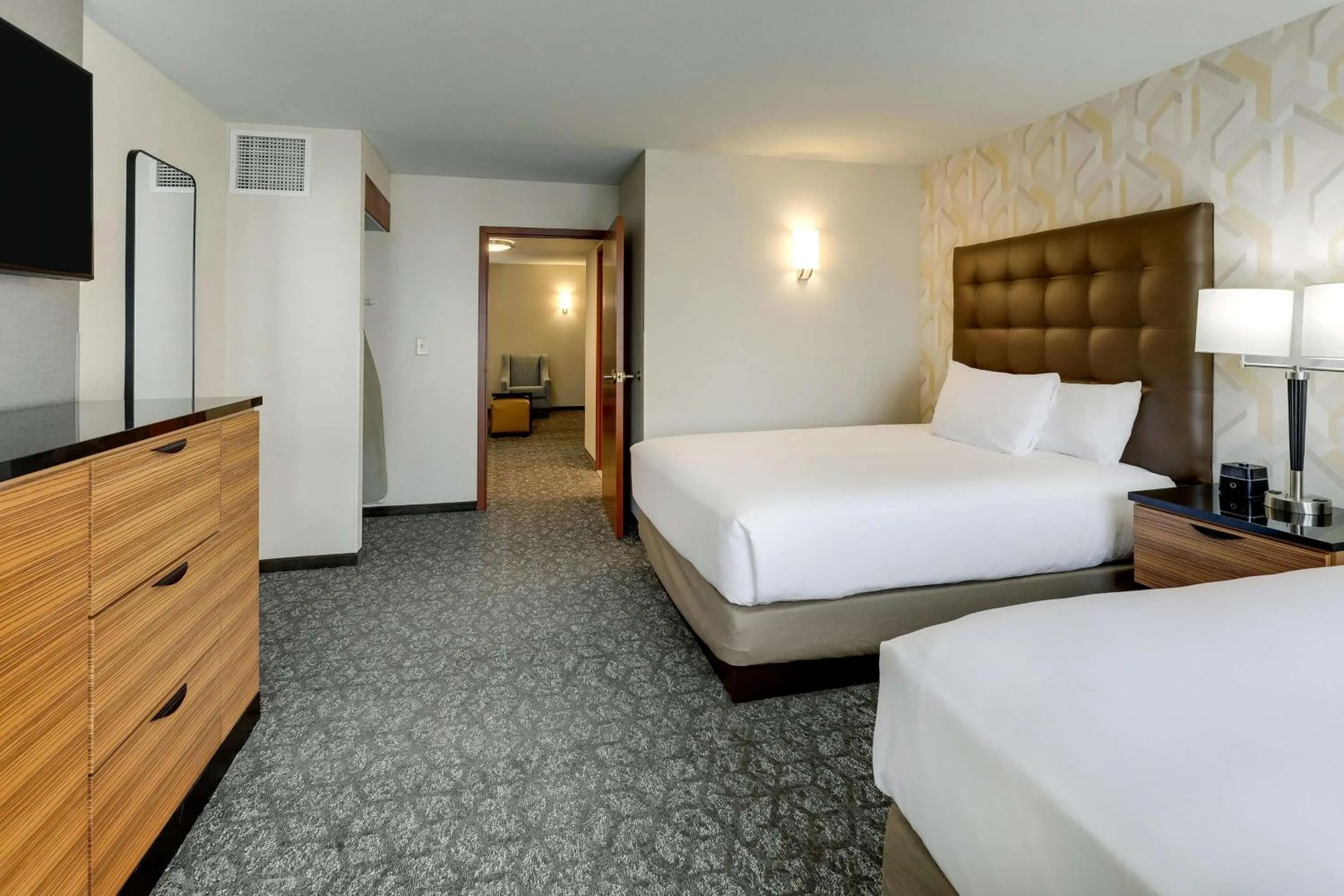 Bedroom, Bed in Drury Inn & Suites Birmingham Lakeshore Drive