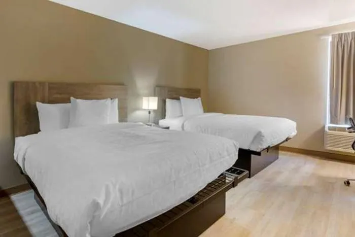 Bedroom, Bed in Suburban Studios Raleigh - Crabtree Valley