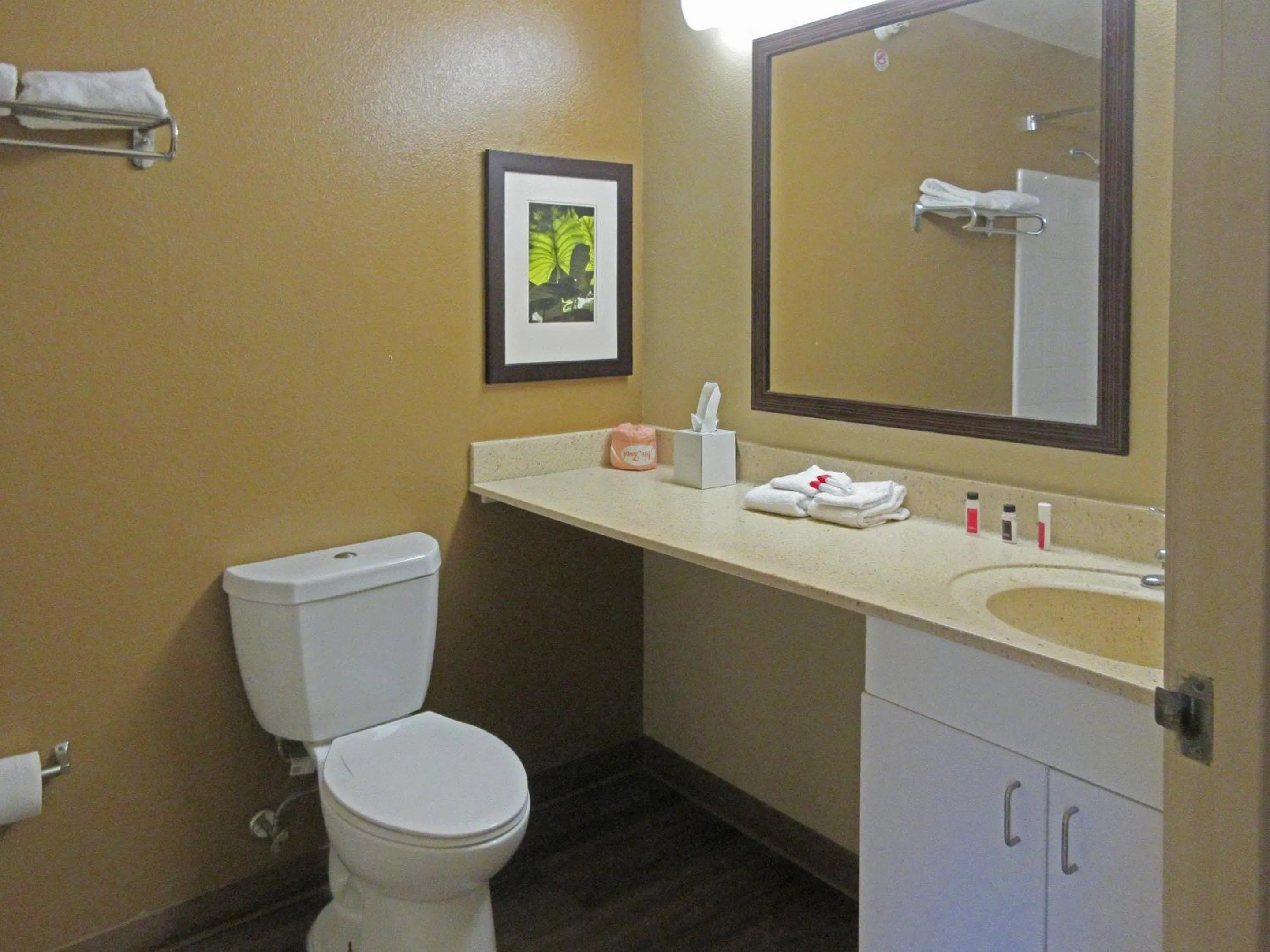 Bedroom in Suburban Studios Raleigh - Crabtree Valley