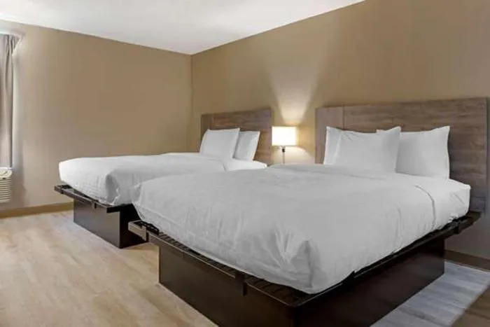 Bedroom, Bed in Suburban Studios Raleigh - Crabtree Valley